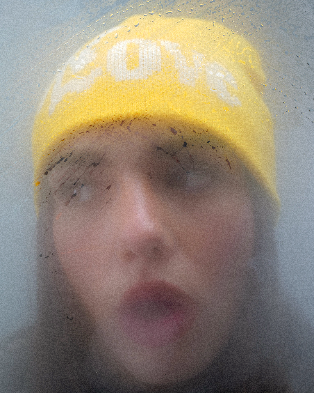 Gorro amarillo con amor