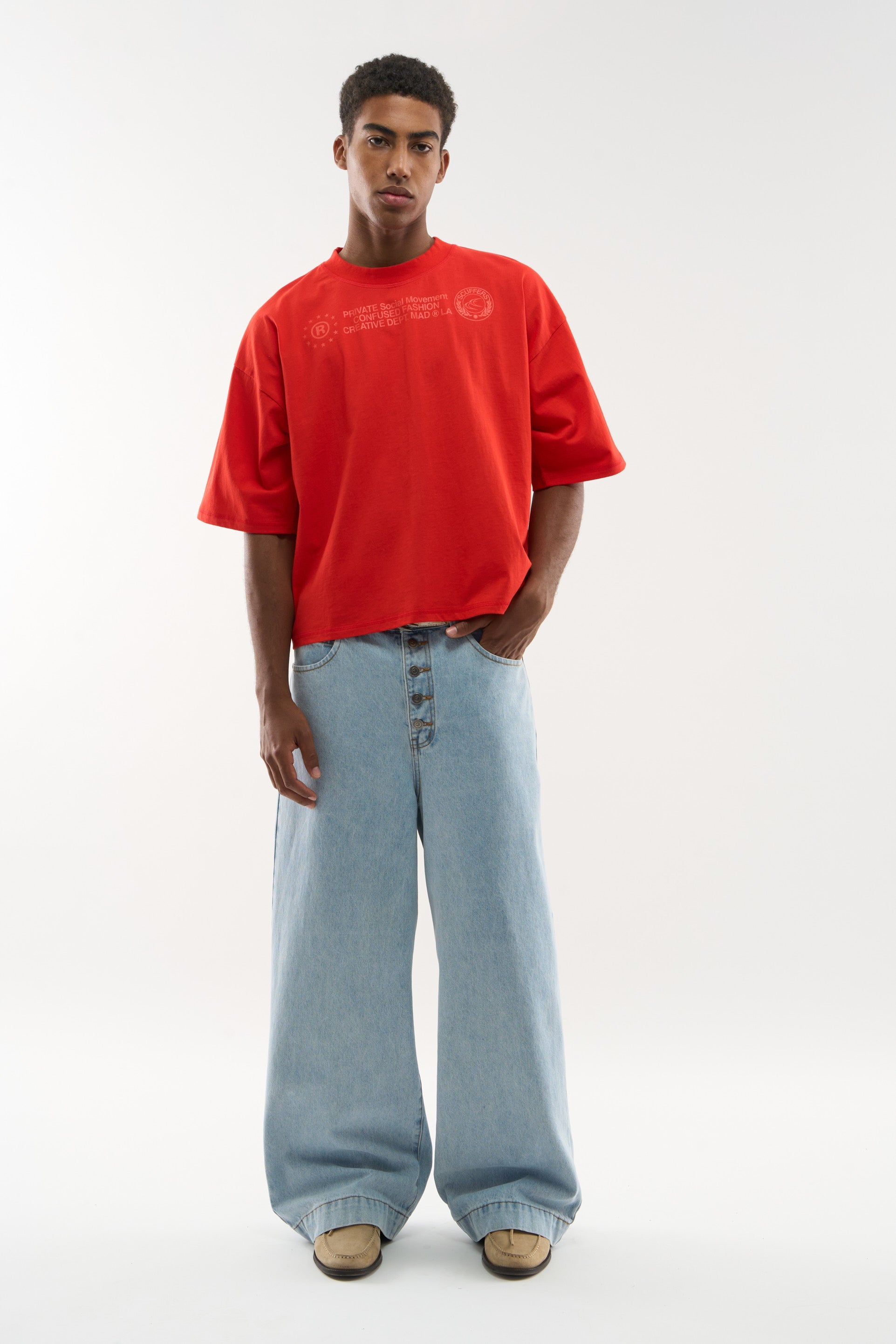 Camiseta roja confusa