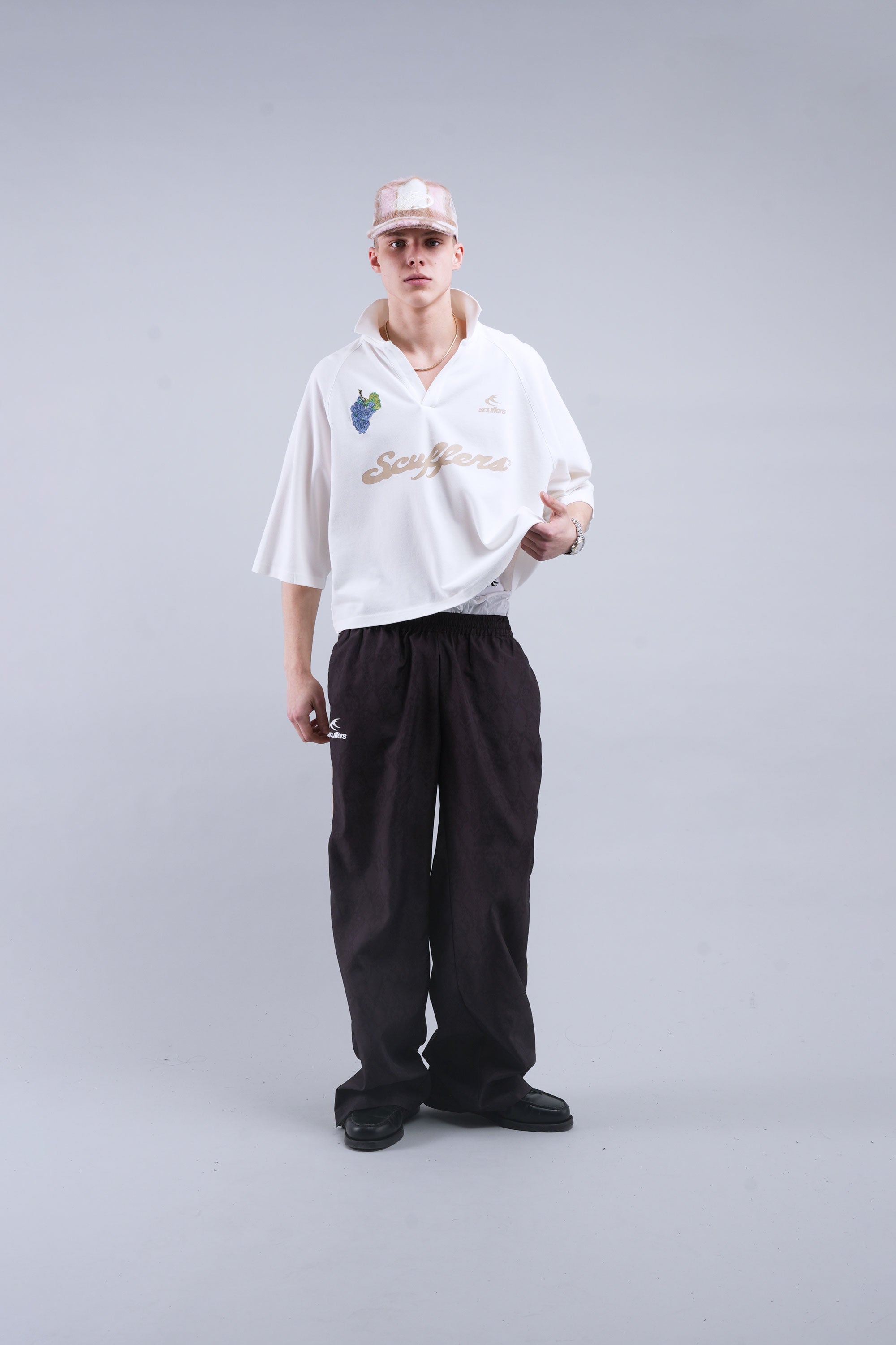 Pantalones técnicos oscuros de serpiente