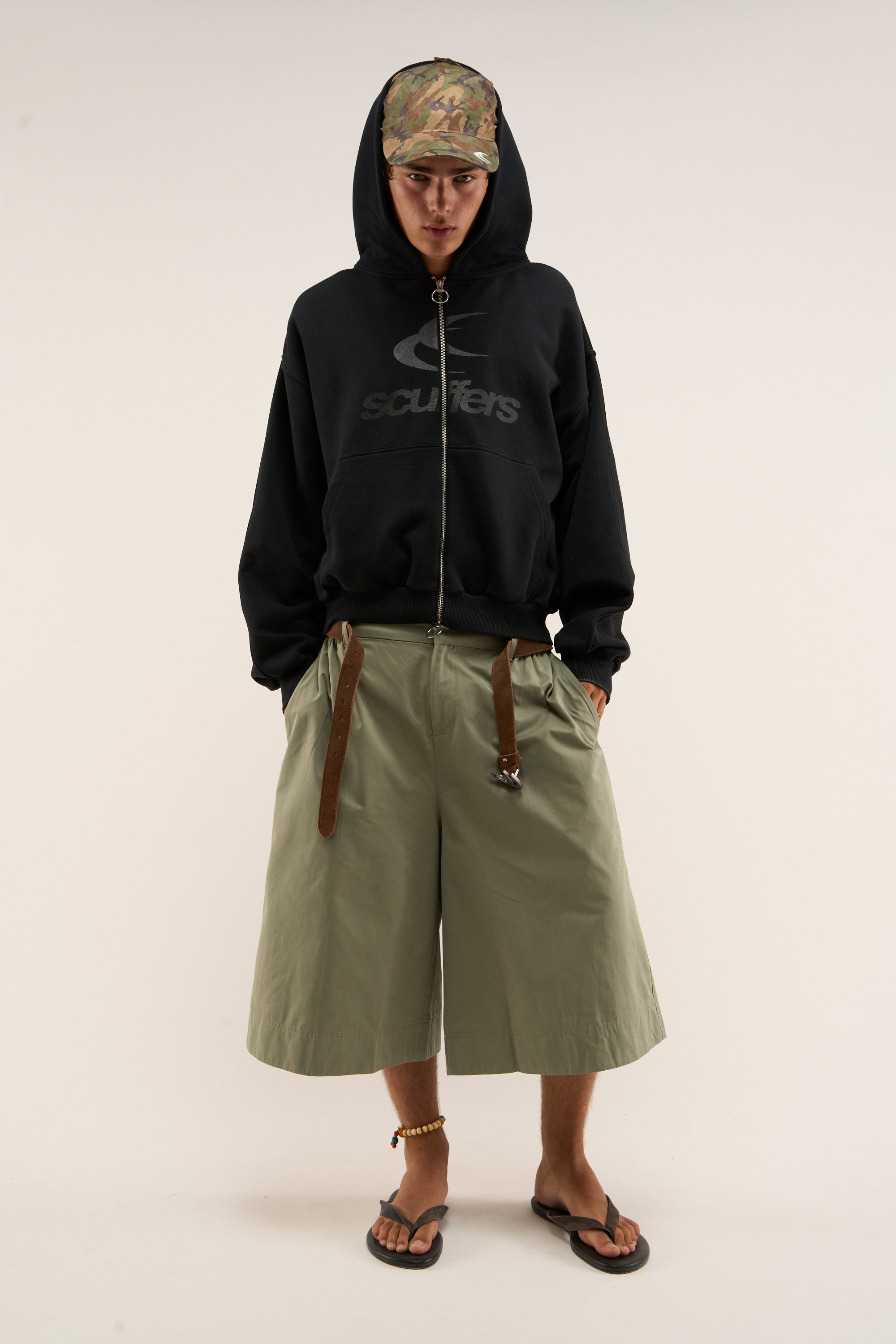 Sudadera con capucha y cremallera negra con logotipo