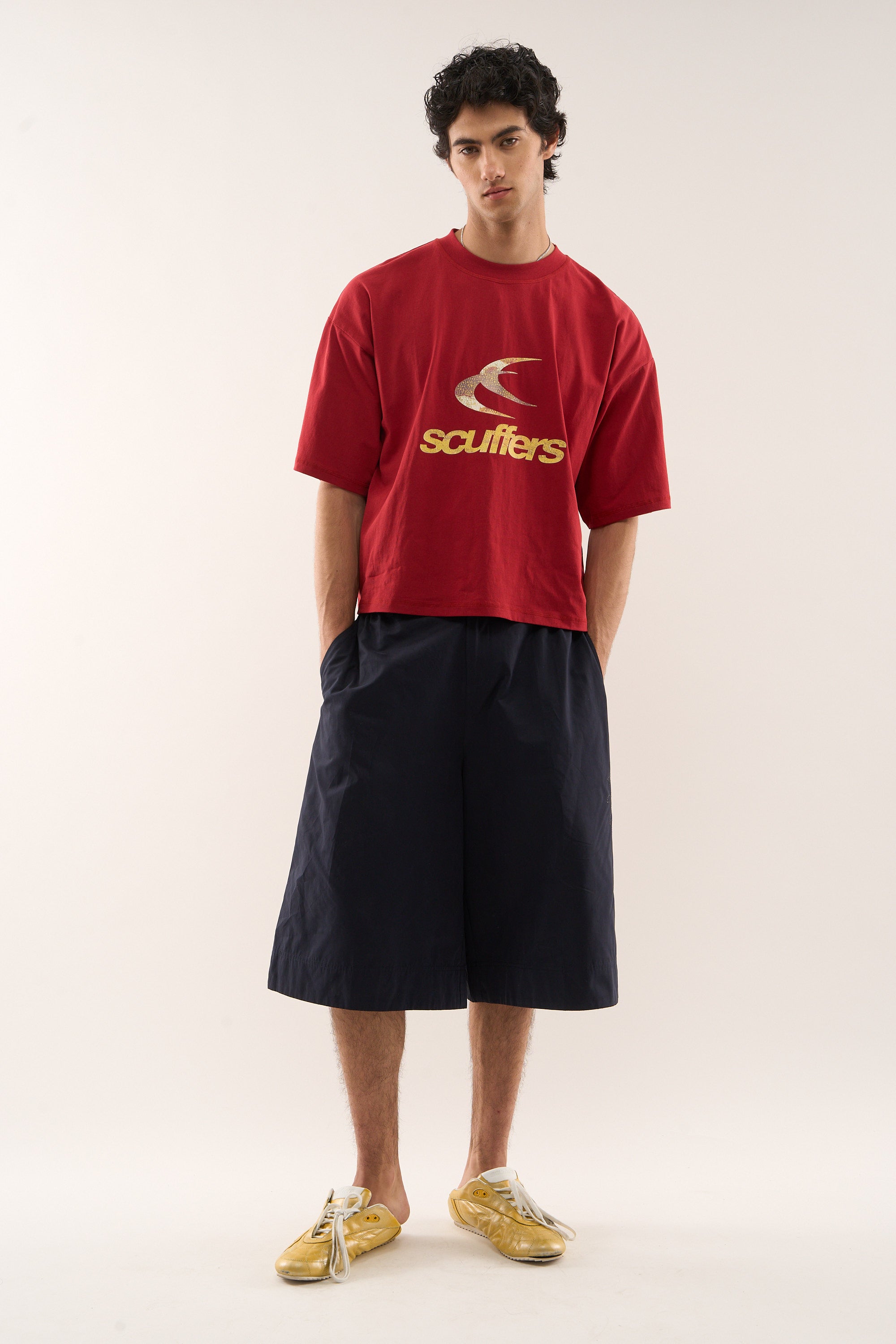 Camiseta roja oscura camaleón