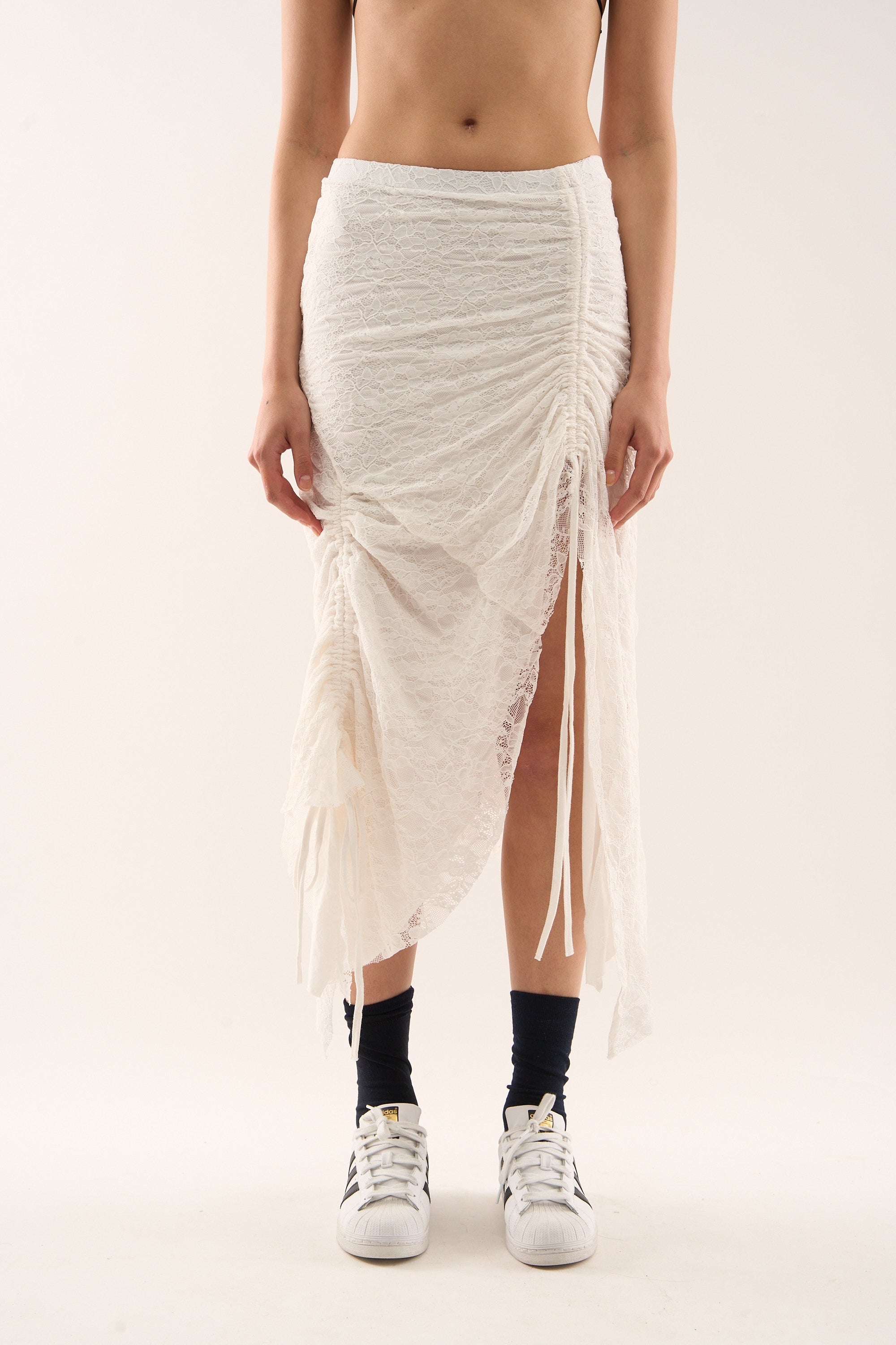 Falda blanca de encaje asimétrico