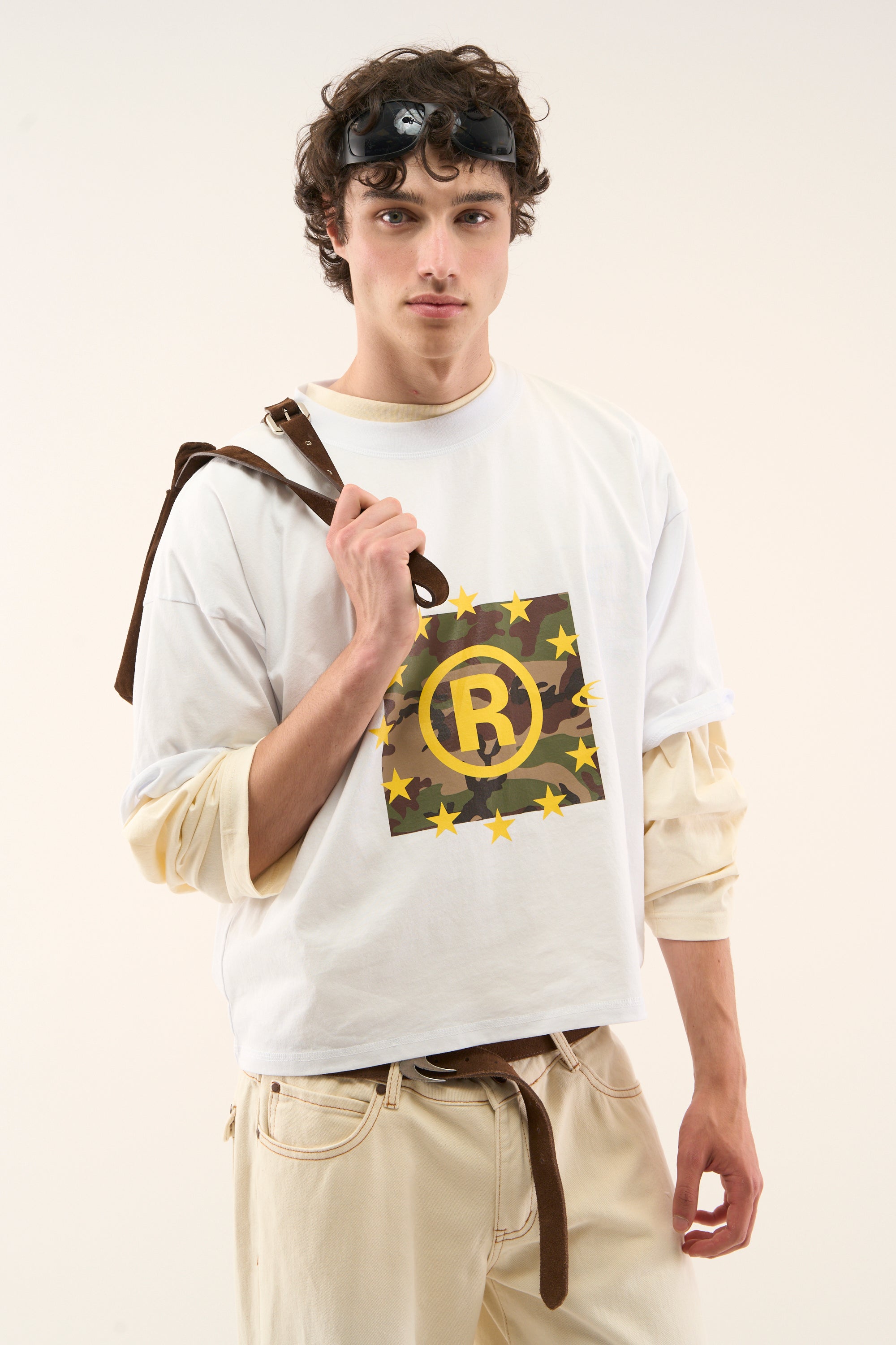 Camiseta blanca con derechos de autor