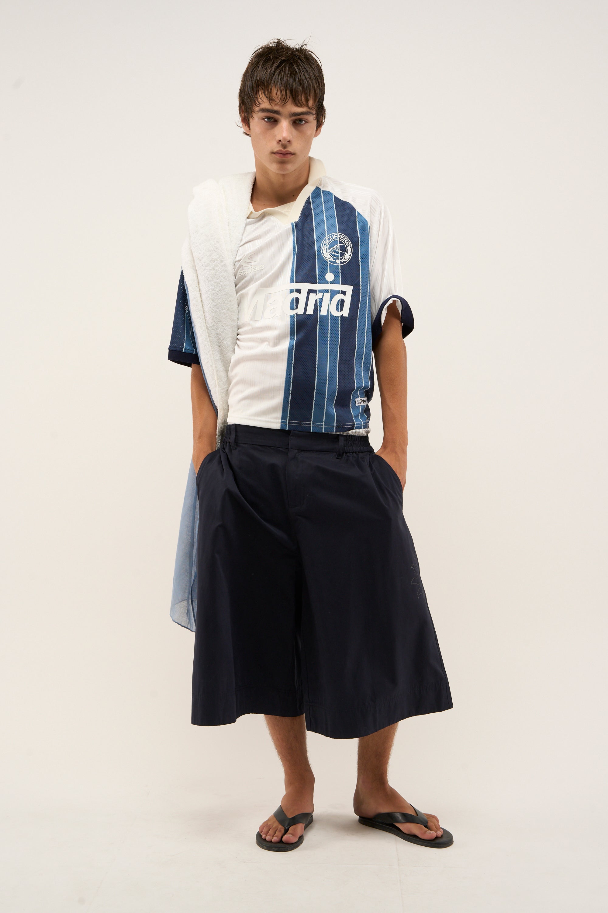 Camiseta de fútbol azul marino y blanca del Madrid