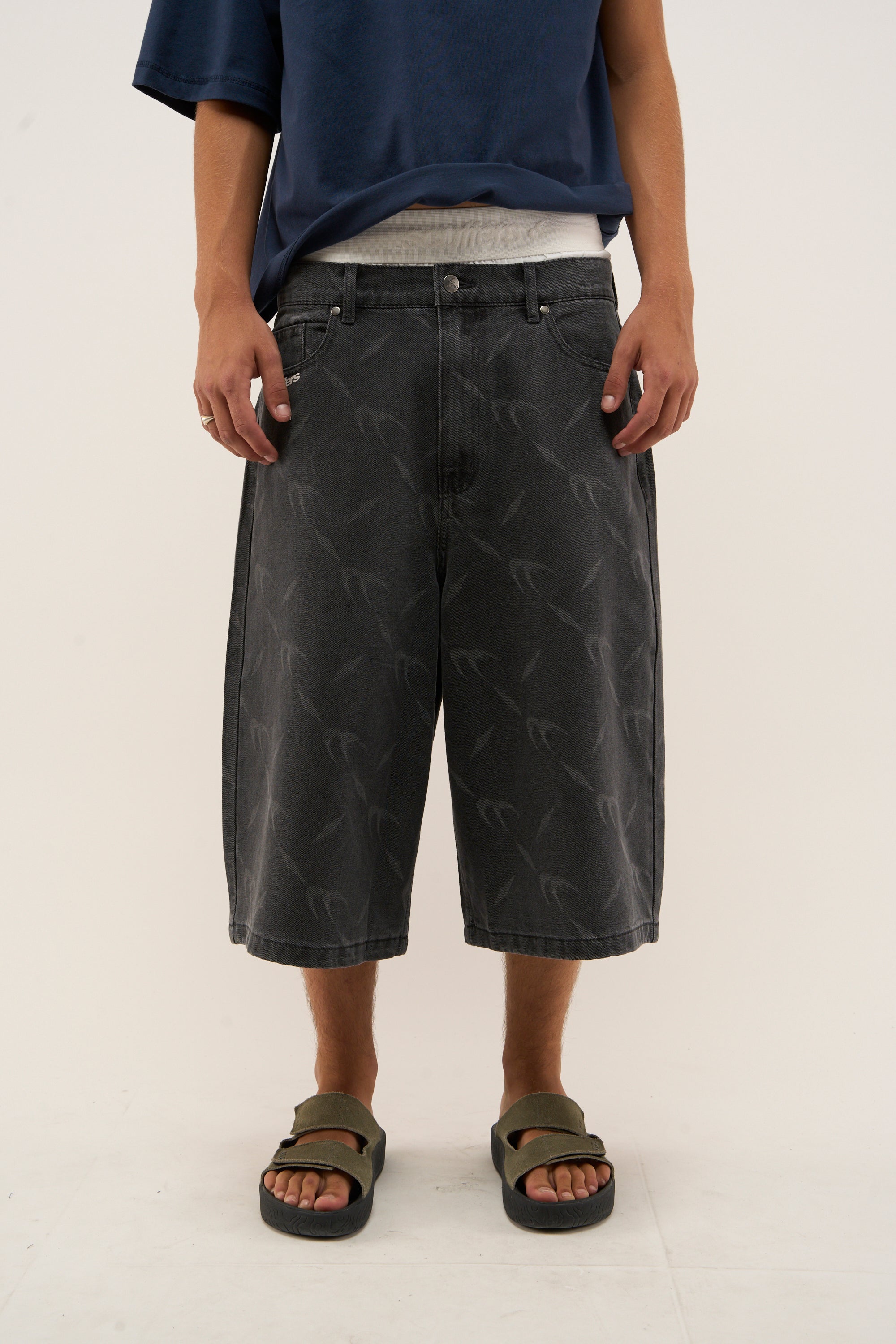 Pantalones cortos plateados oscuros