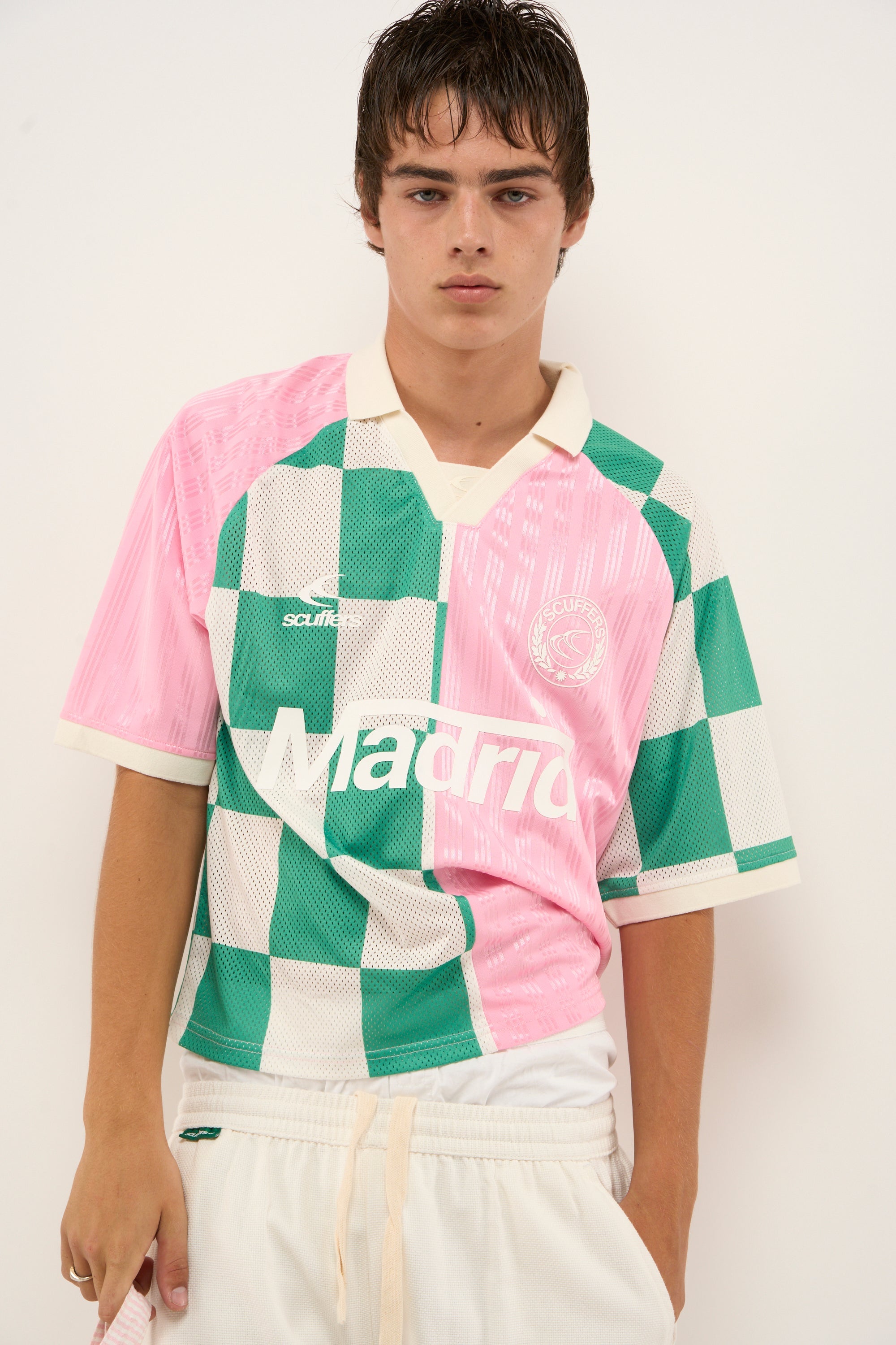 Camiseta de fútbol rosa y a cuadros del Madrid