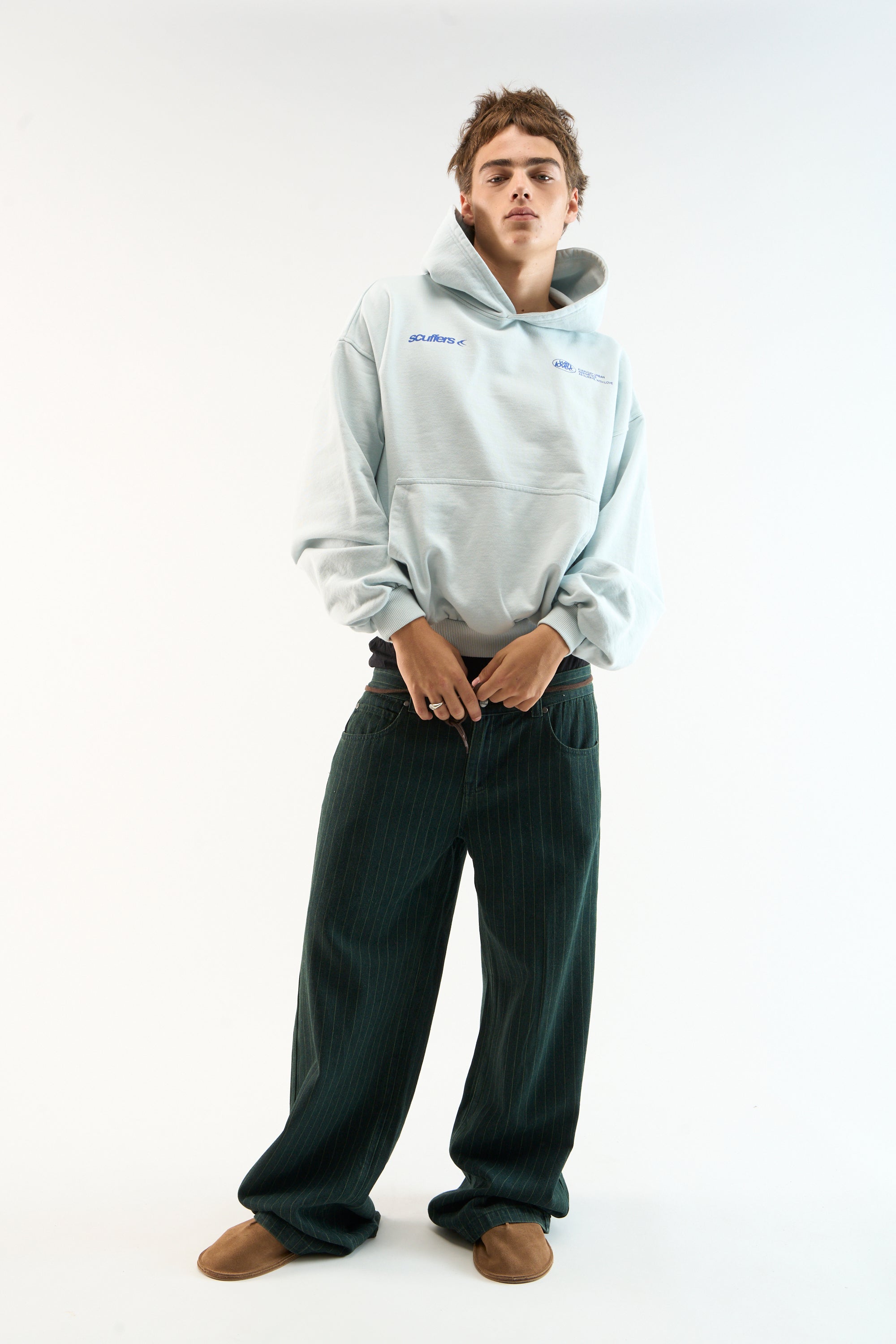 Sudadera con capucha azul claro con letrero