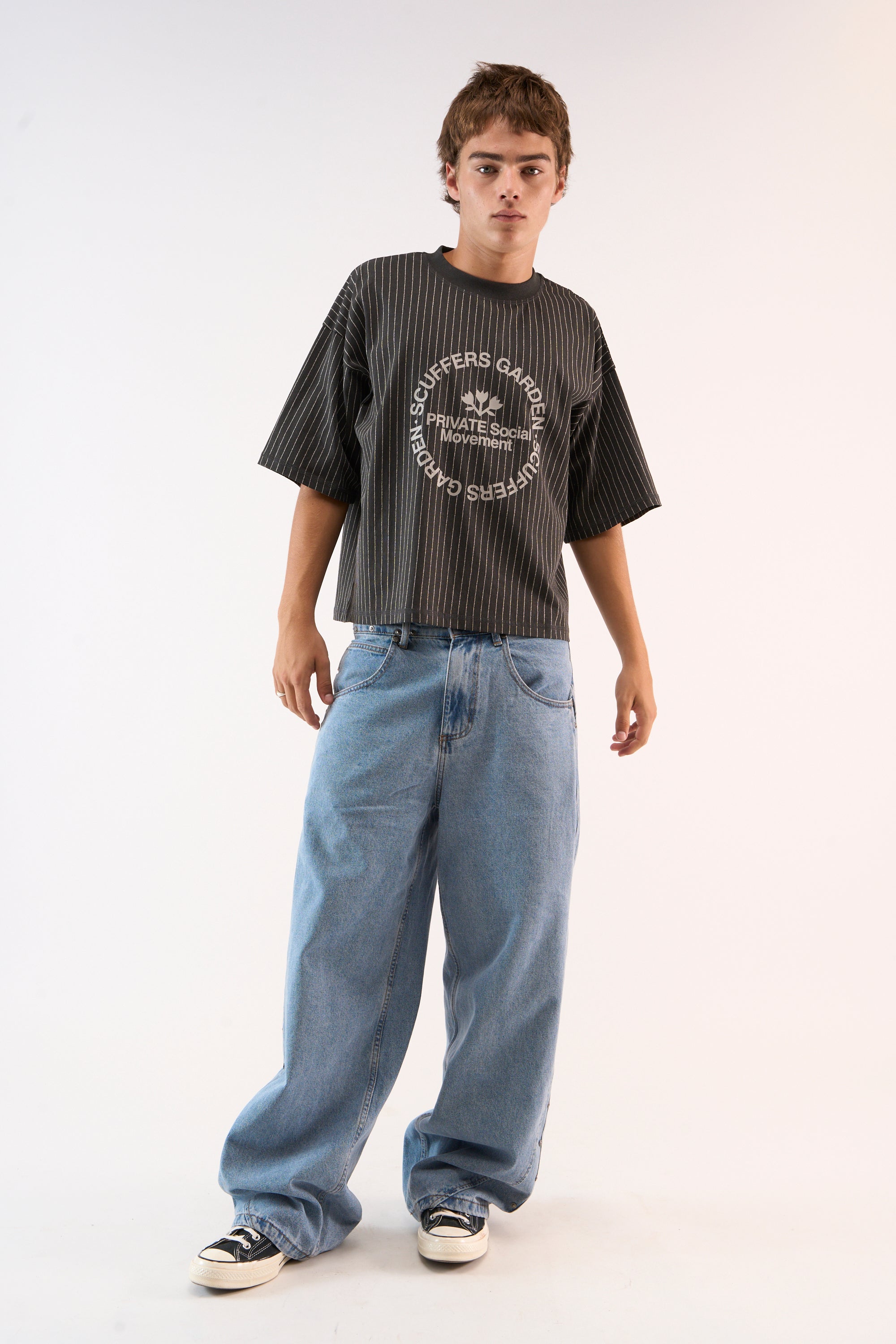 Camiseta oscura de rayas