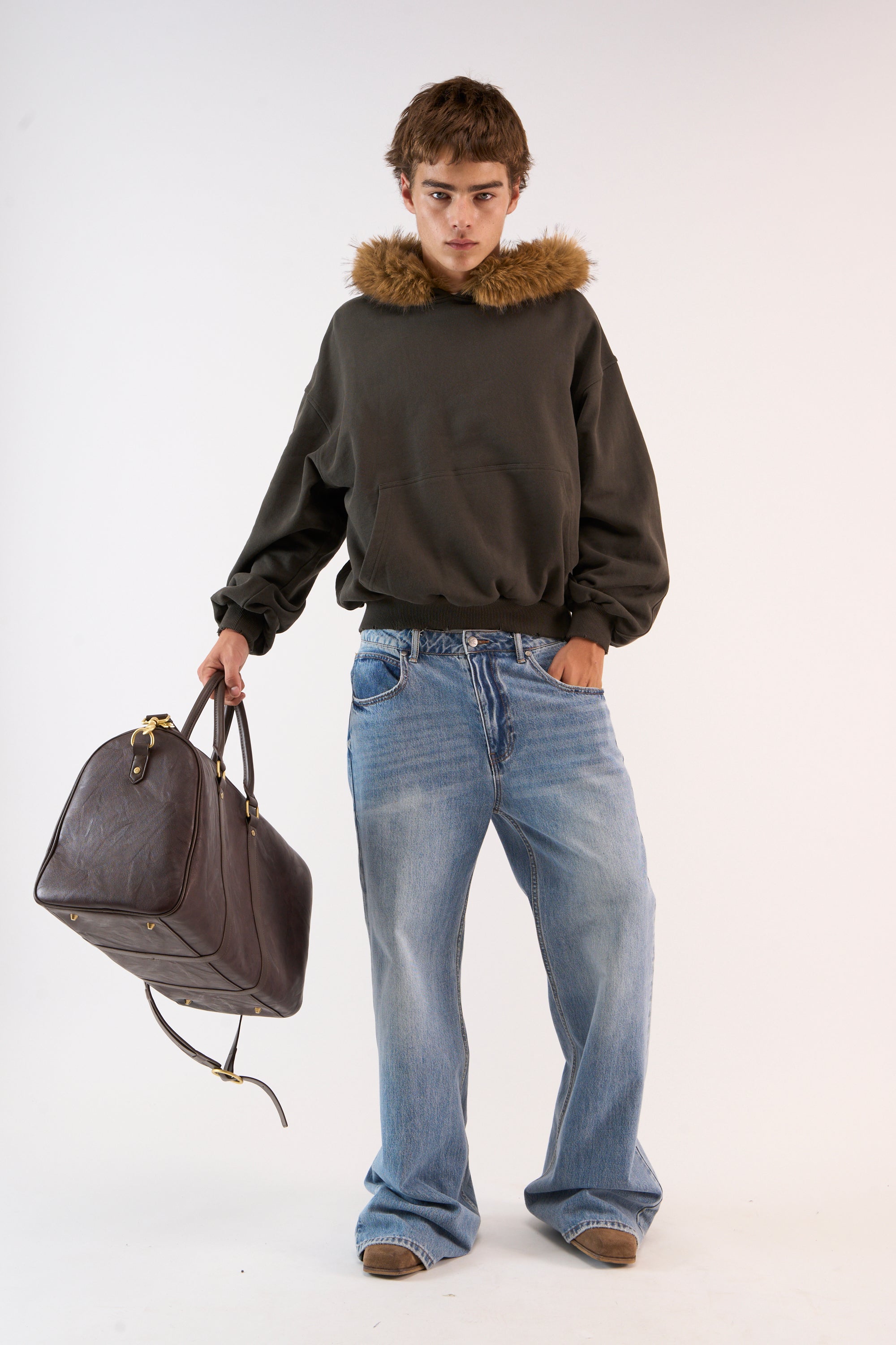 Sudadera oscura con capucha para trastorno de estrés postraumático (TEPT)