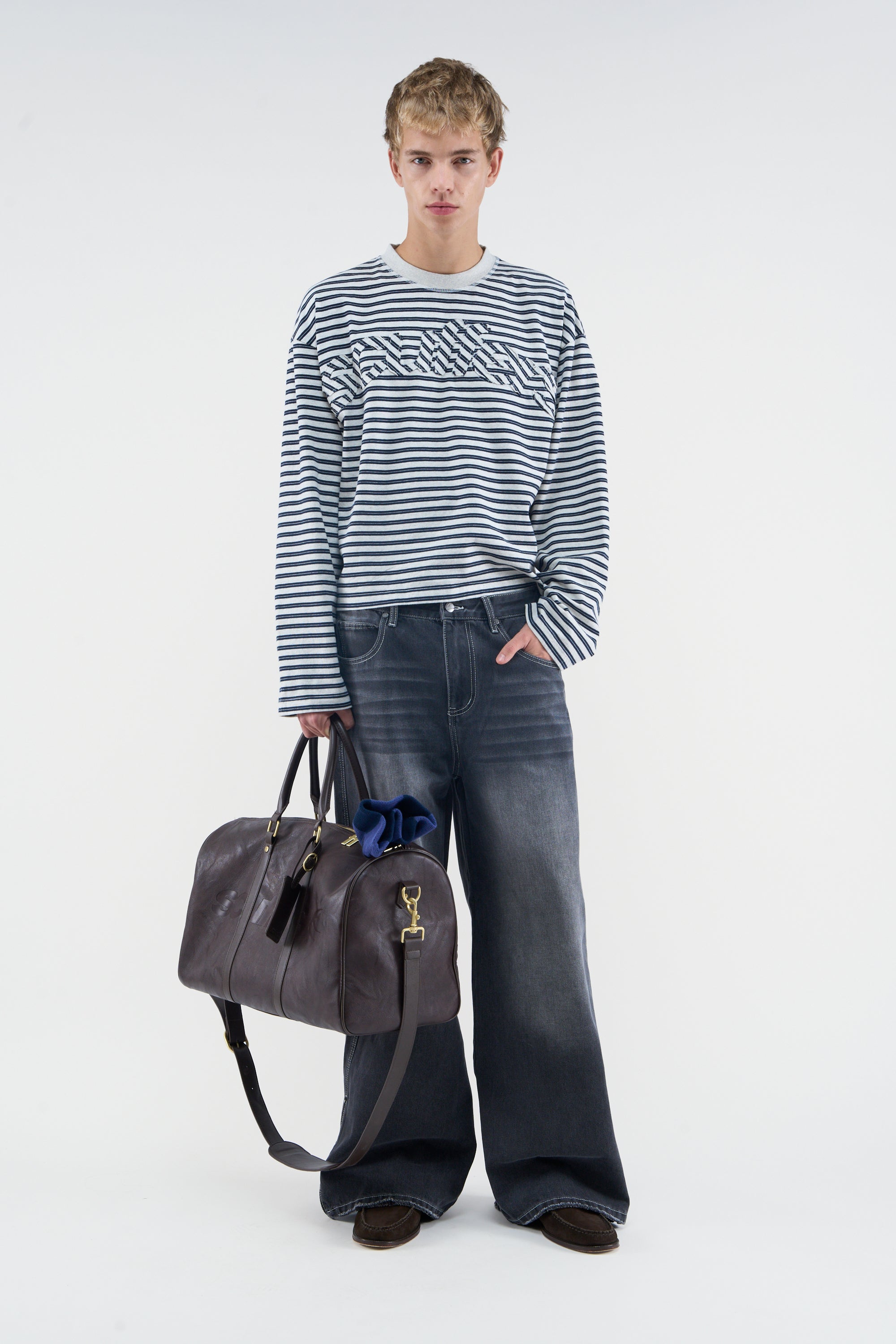 Camiseta de manga larga azul marino con rayas sin rematar