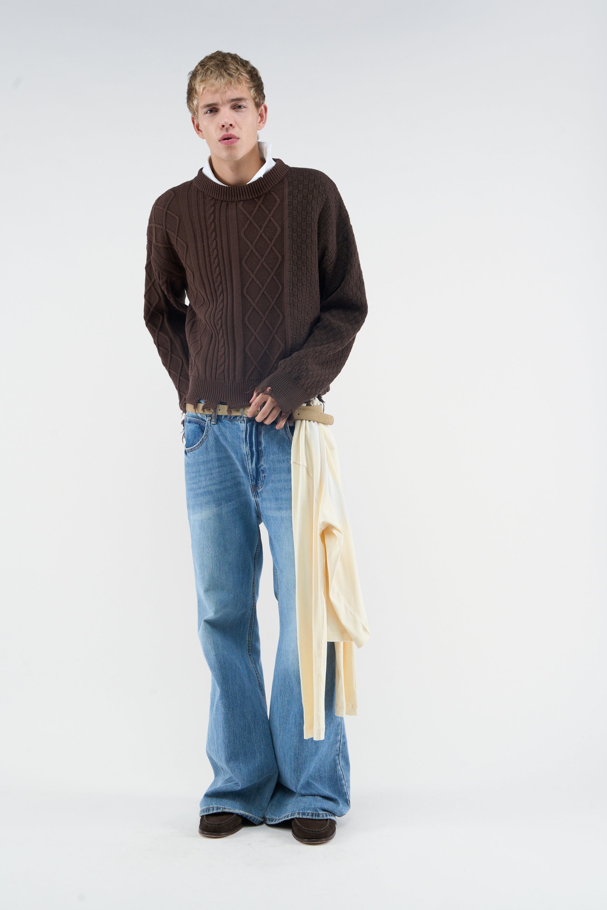 Tejido de punto marrón dividido