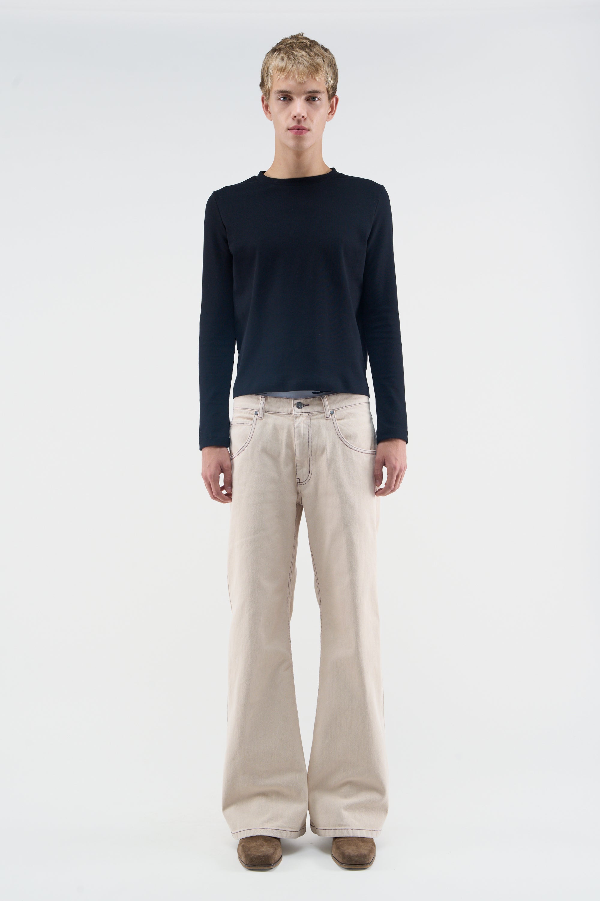 Nuevos pantalones acampanados color crudo