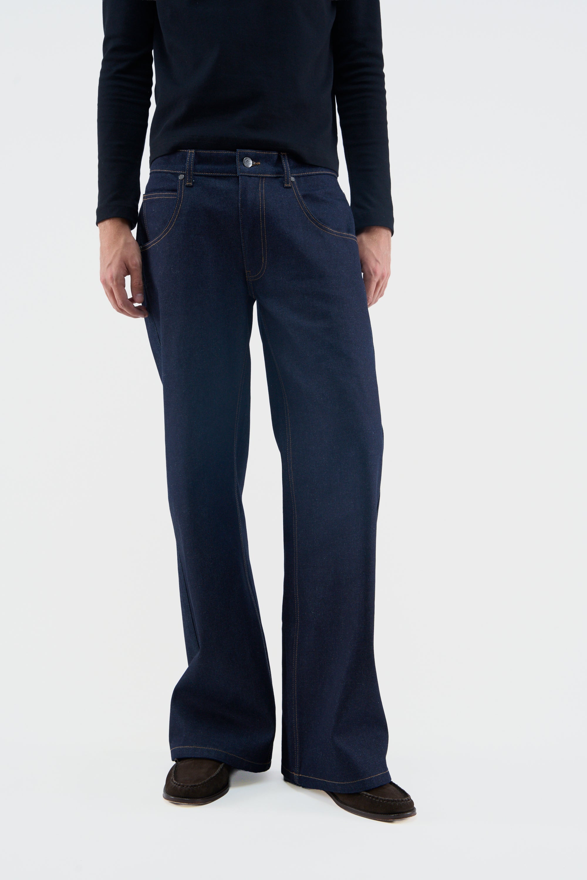 Nuevos pantalones vaqueros acampanados