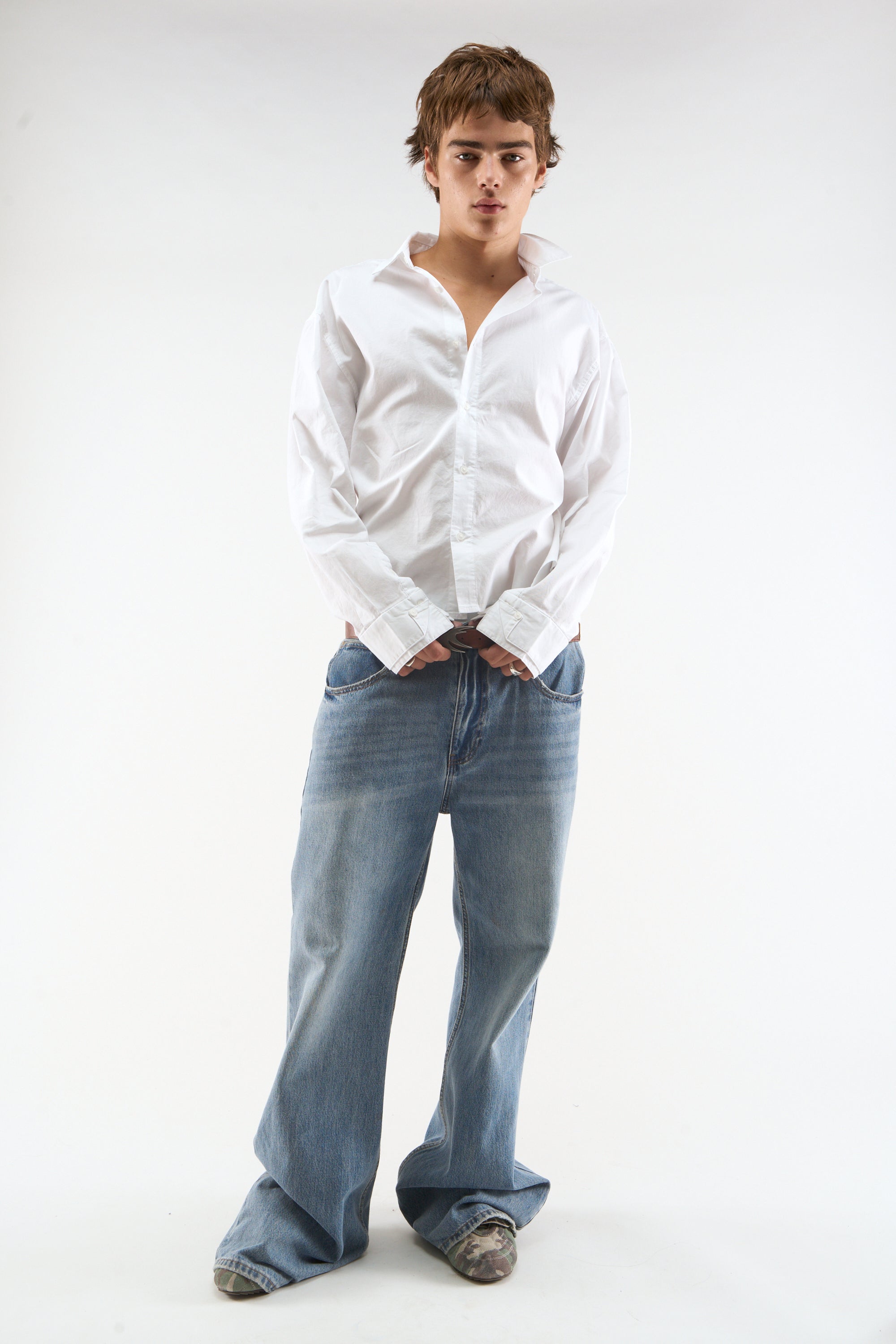 Camisa blanca pálida