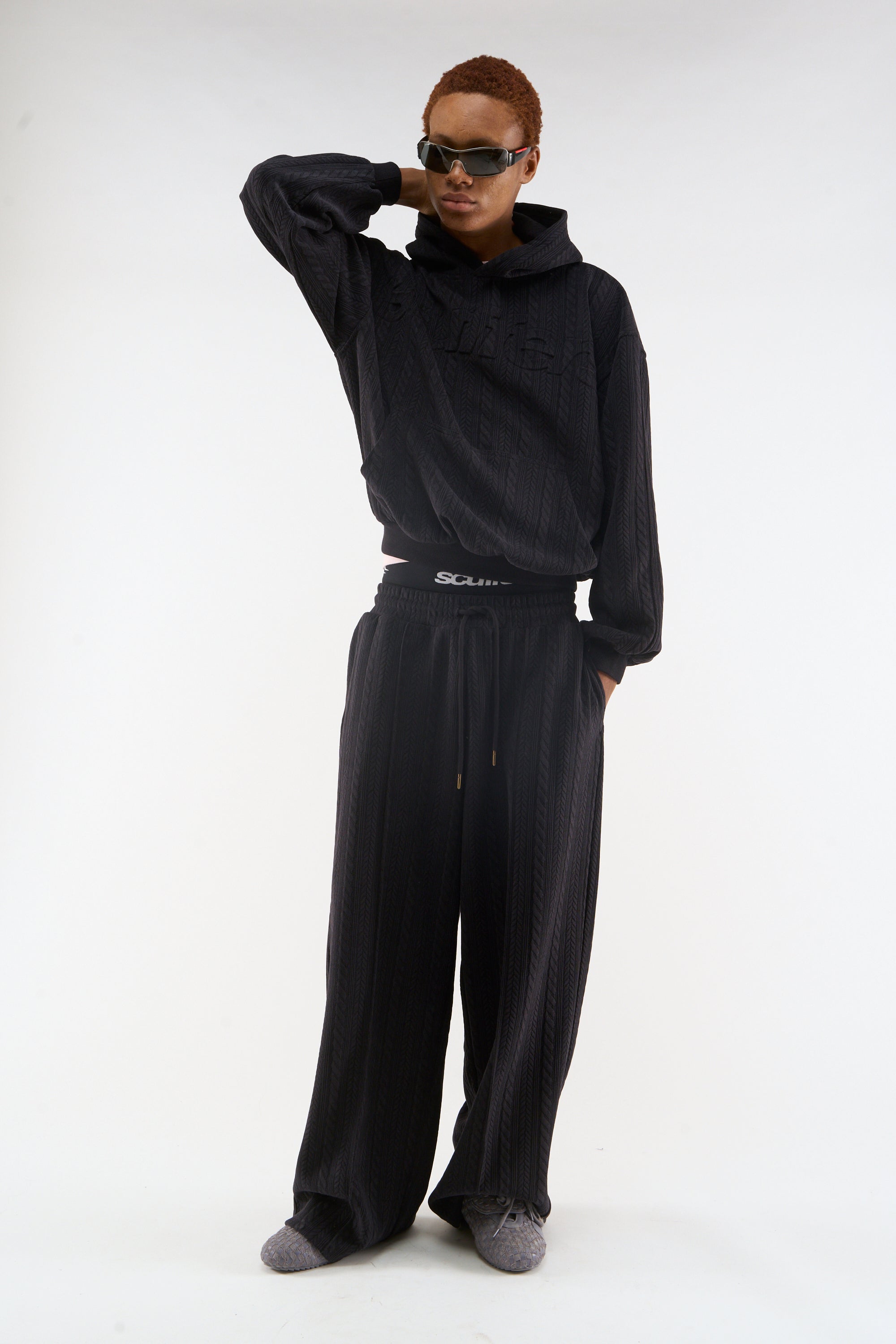 Pantalones oscuros Bodega