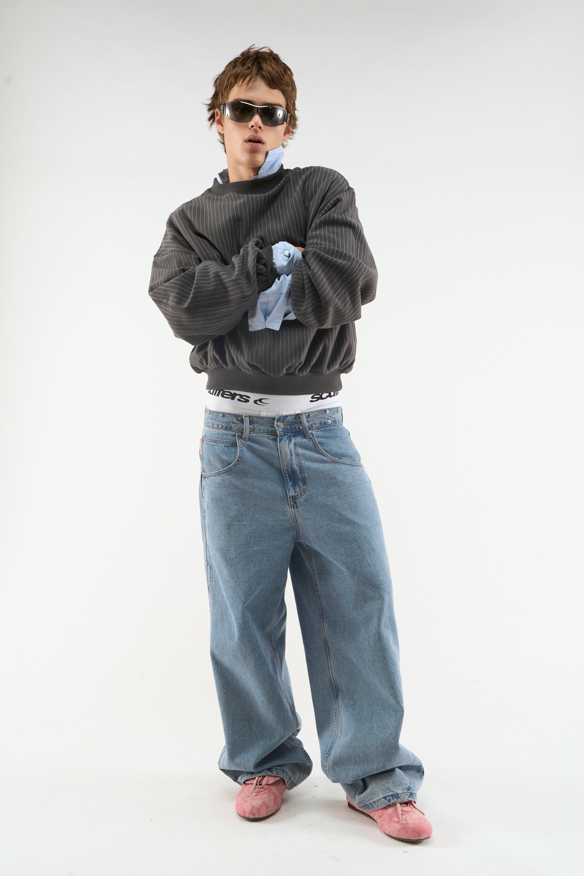 Jersey de cuello redondo gris oscuro con rayas