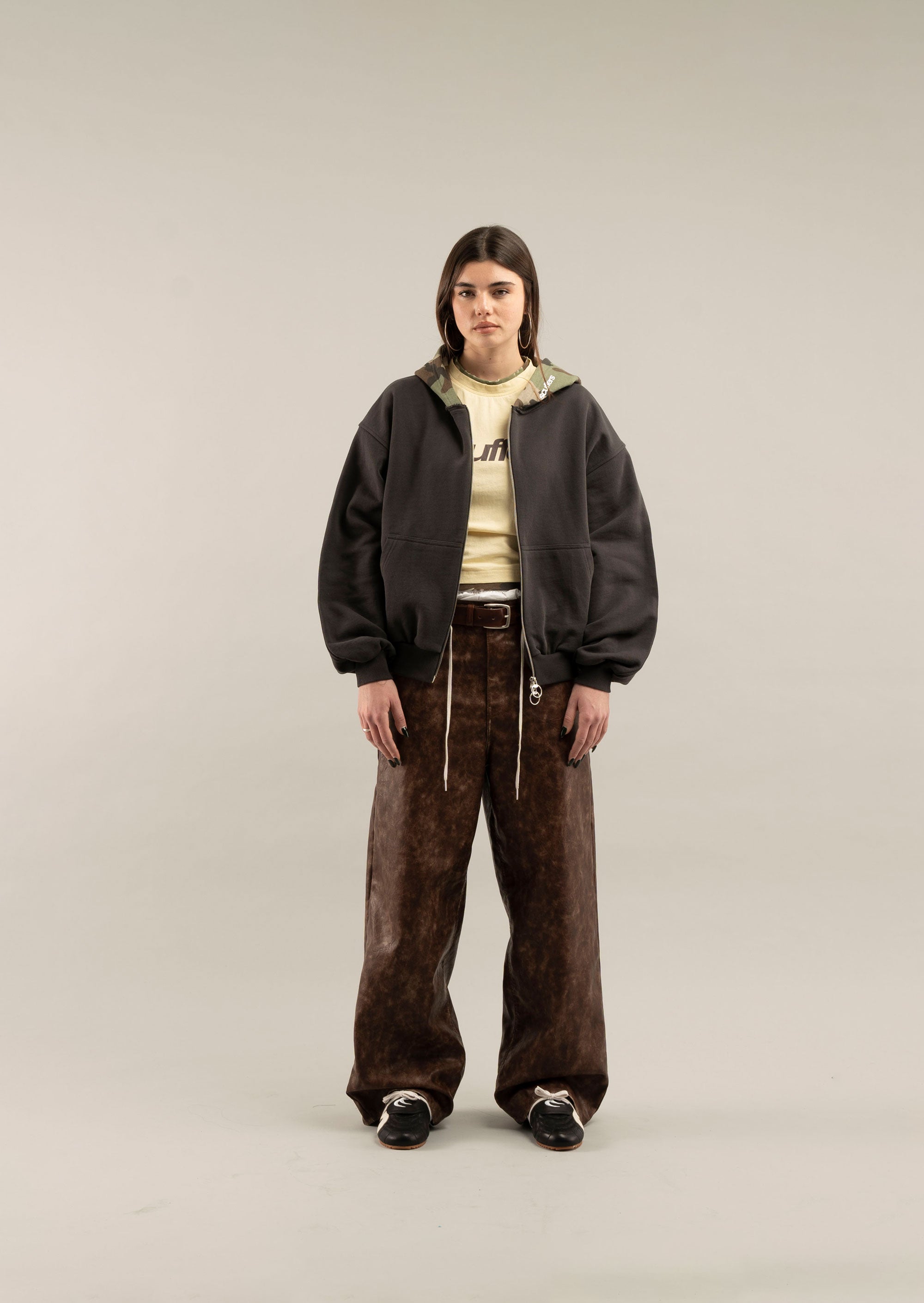 Máscara con cremallera oscura