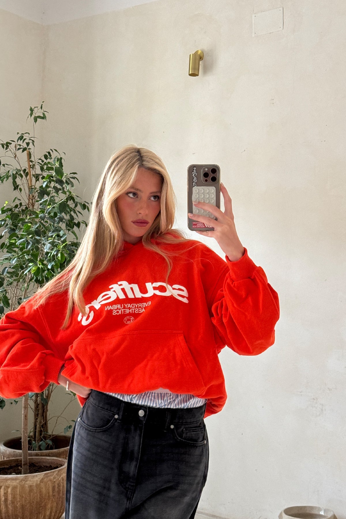 Sudadera con capucha roja icónica