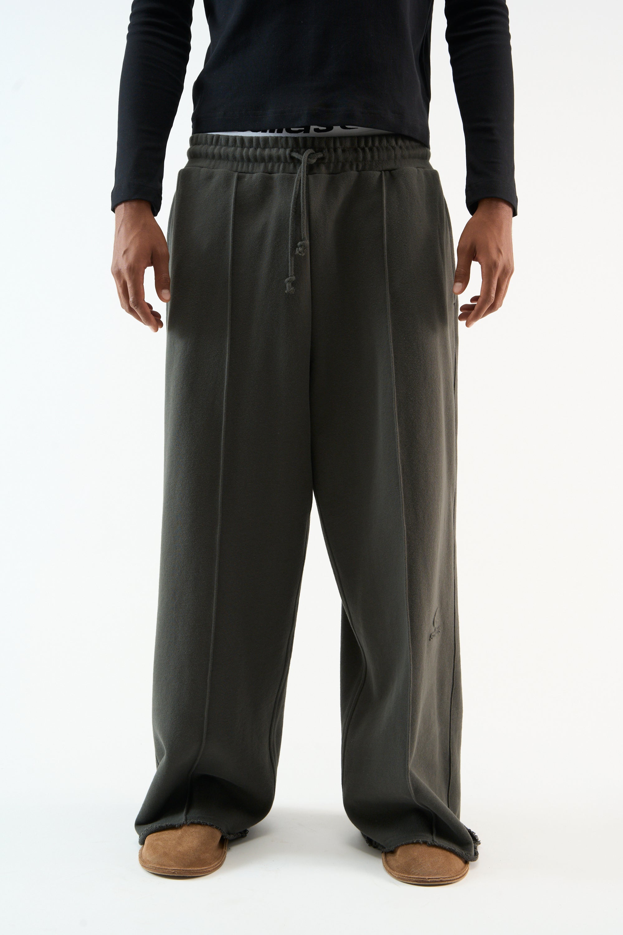 Pantalones oscuros de fin de semana