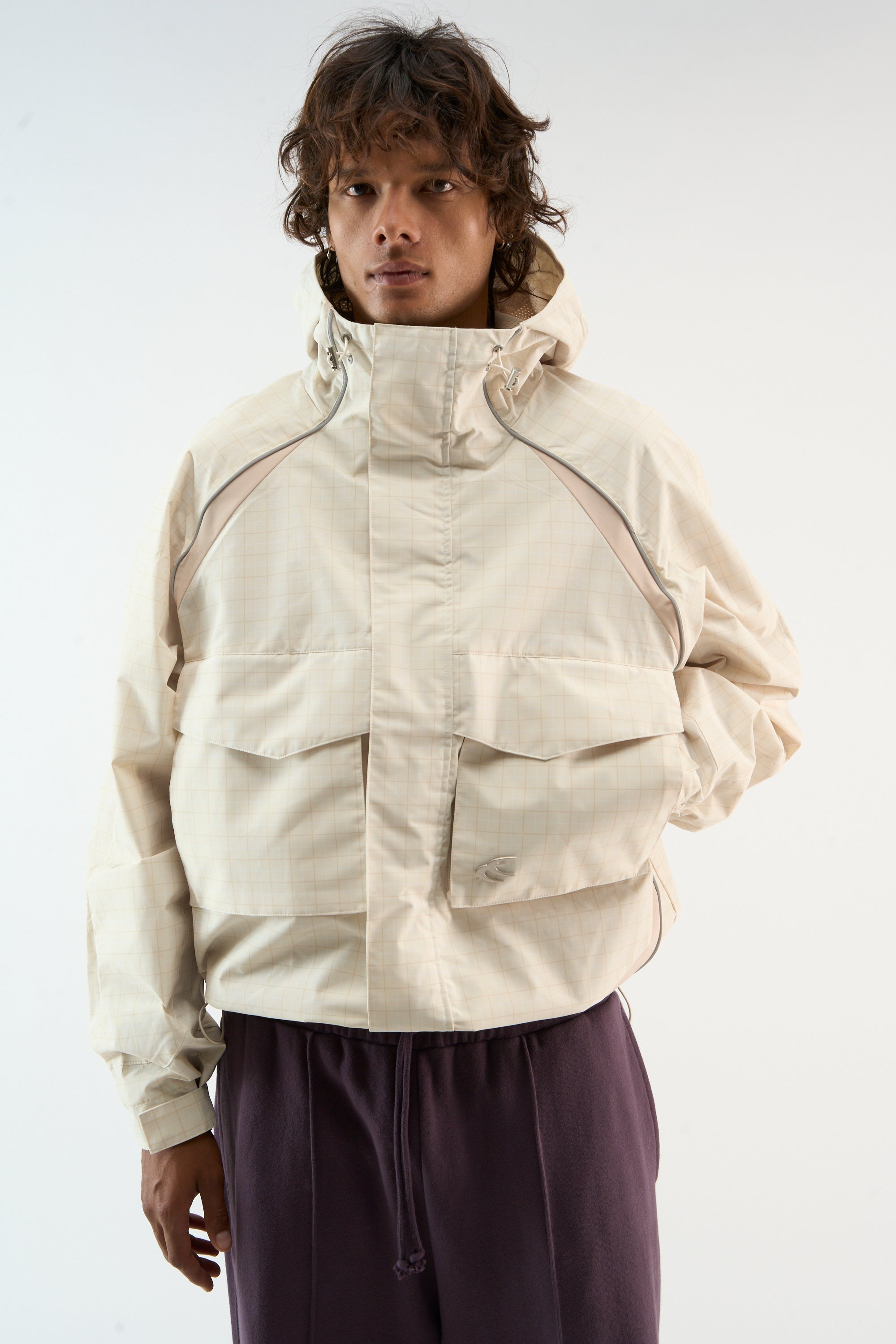 Cortavientos esencial de cuadros en color crudo