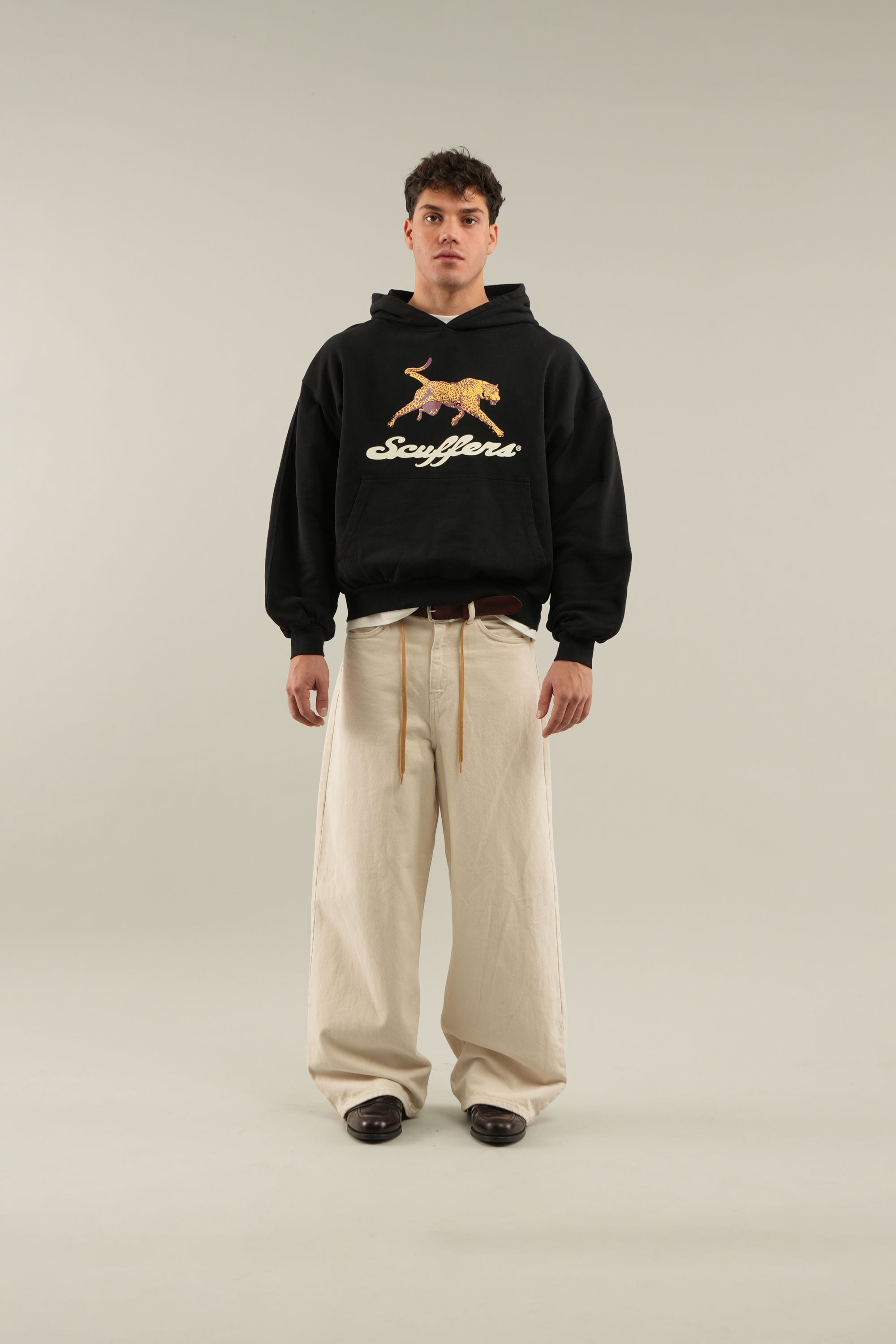 Sudadera negra con capucha de guepardo