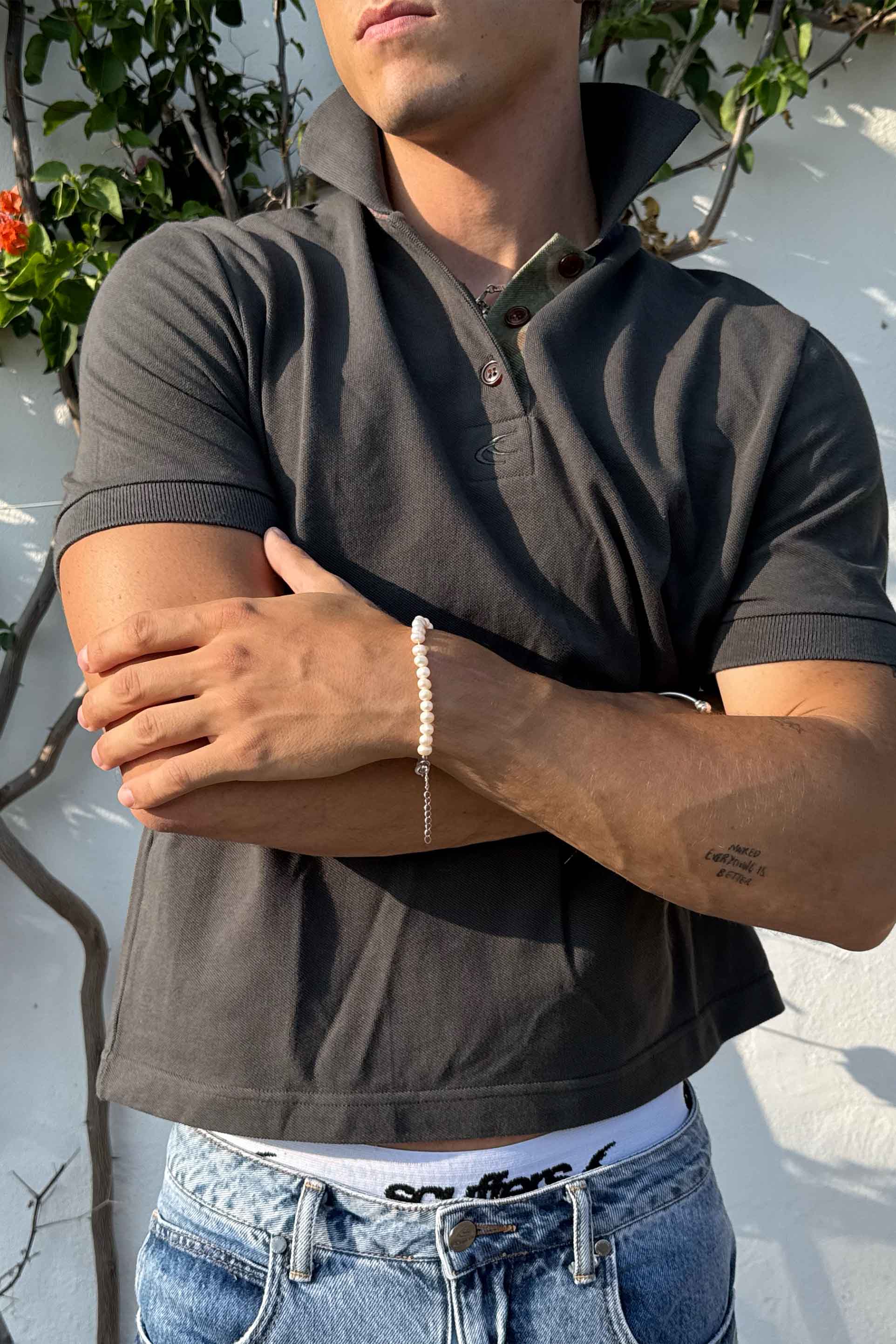 Polo oscuro de camuflaje