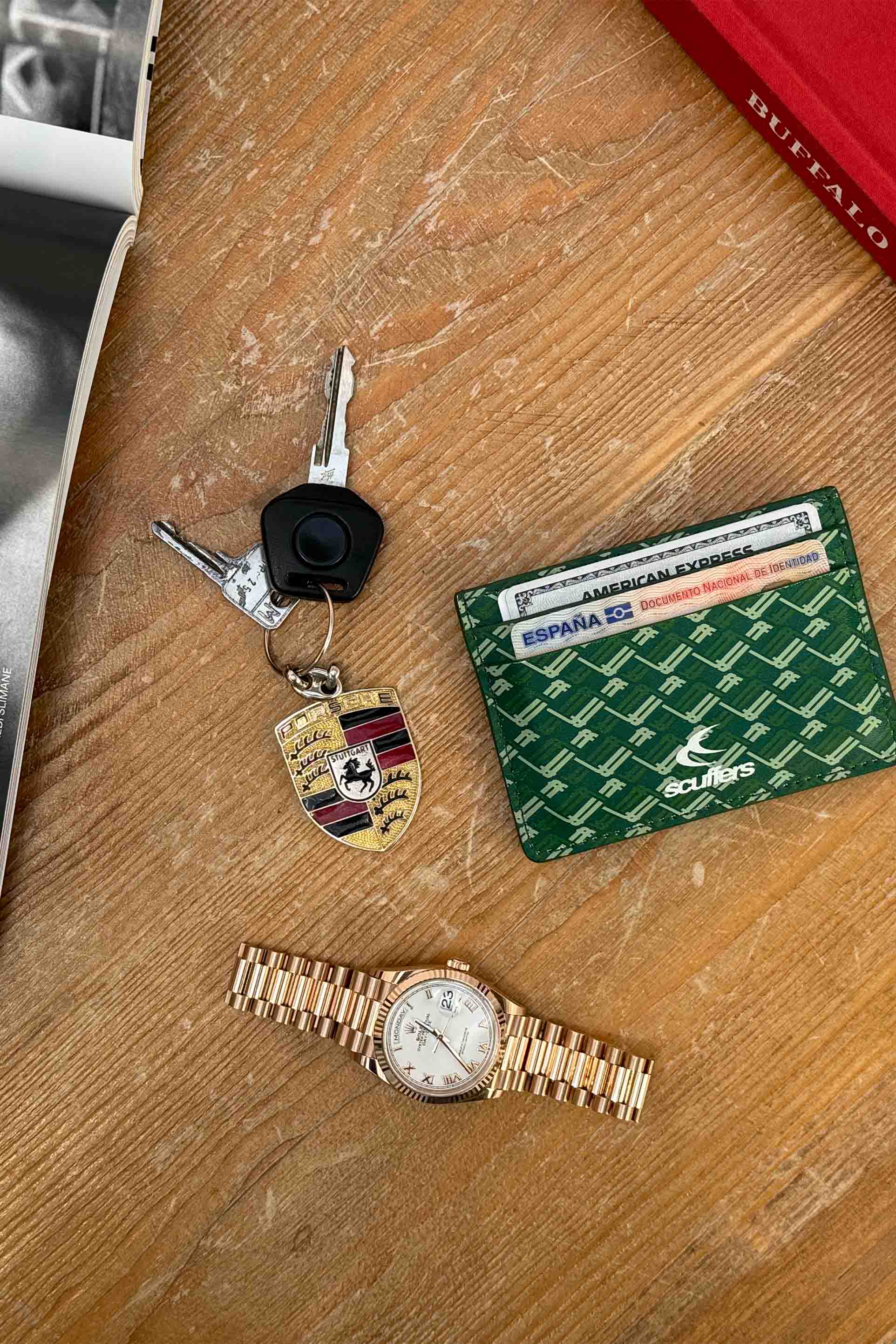 Monedero verde con monograma