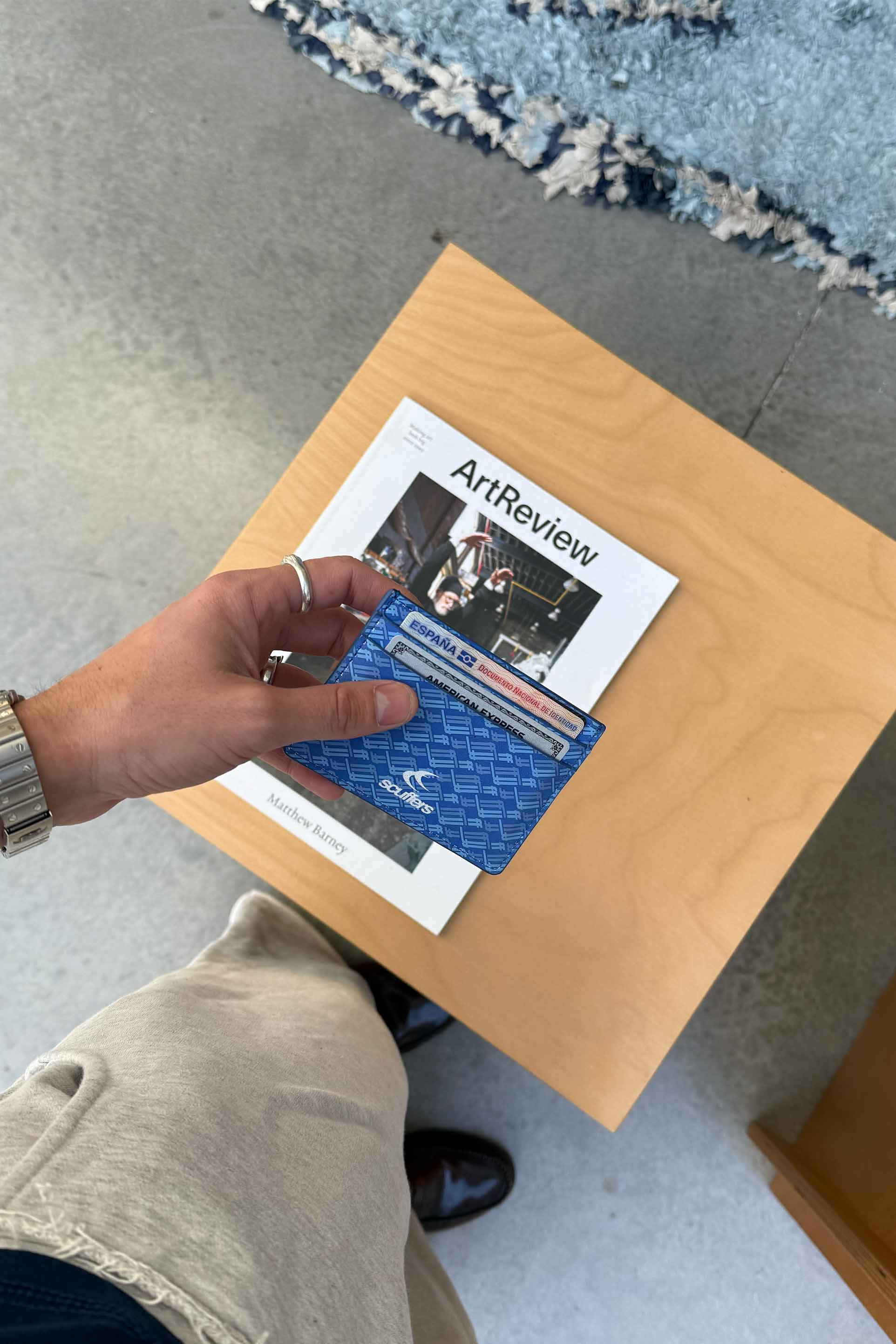 Monedero azul con monograma