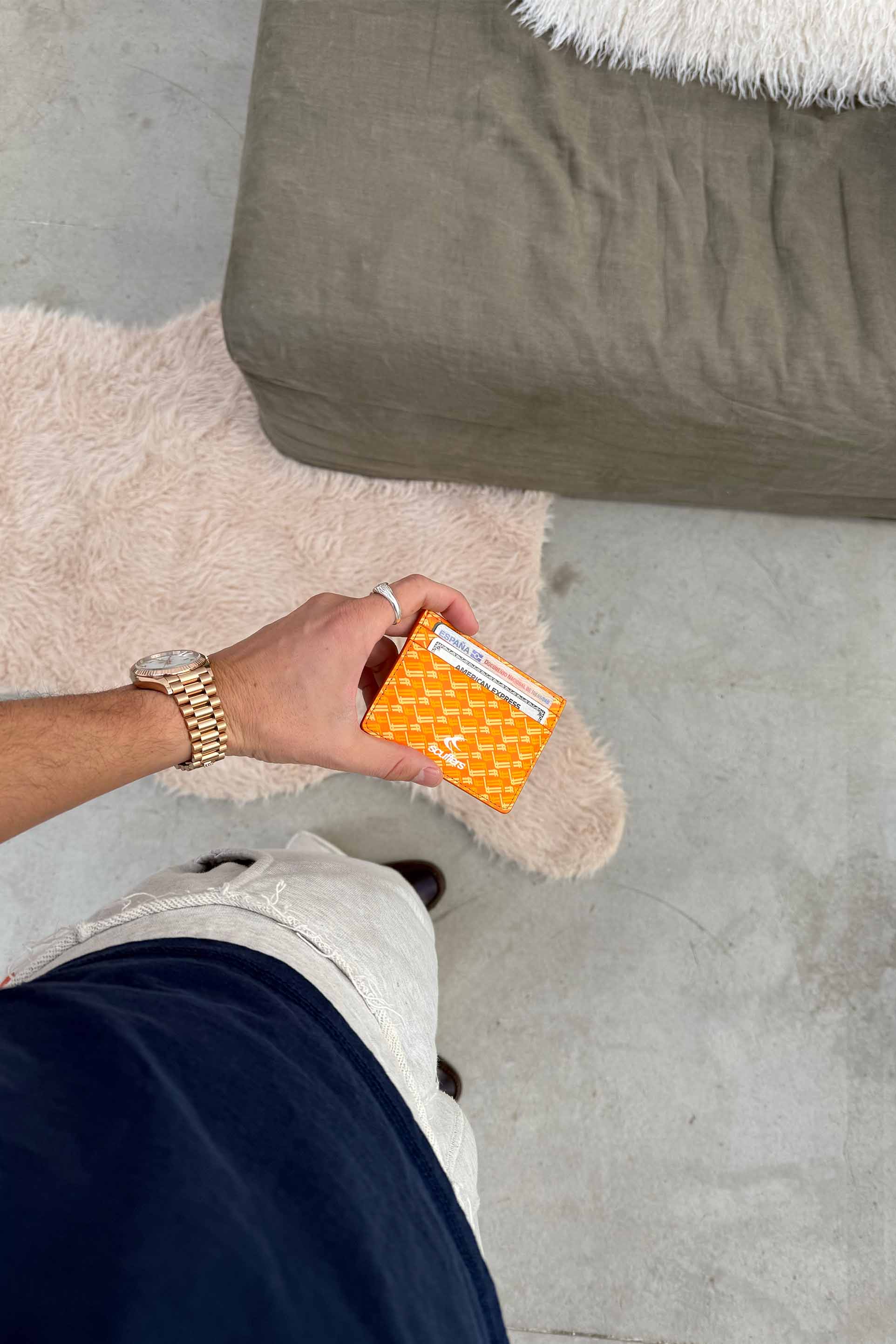 Monedero amarillo con monograma