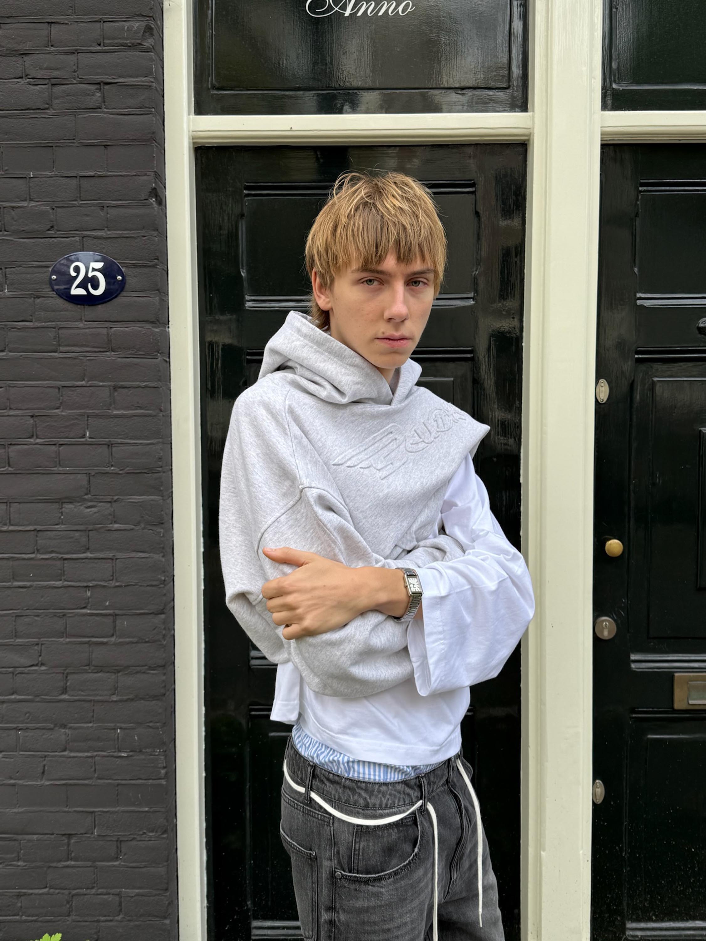 Sudadera con capucha gris claro de Internet