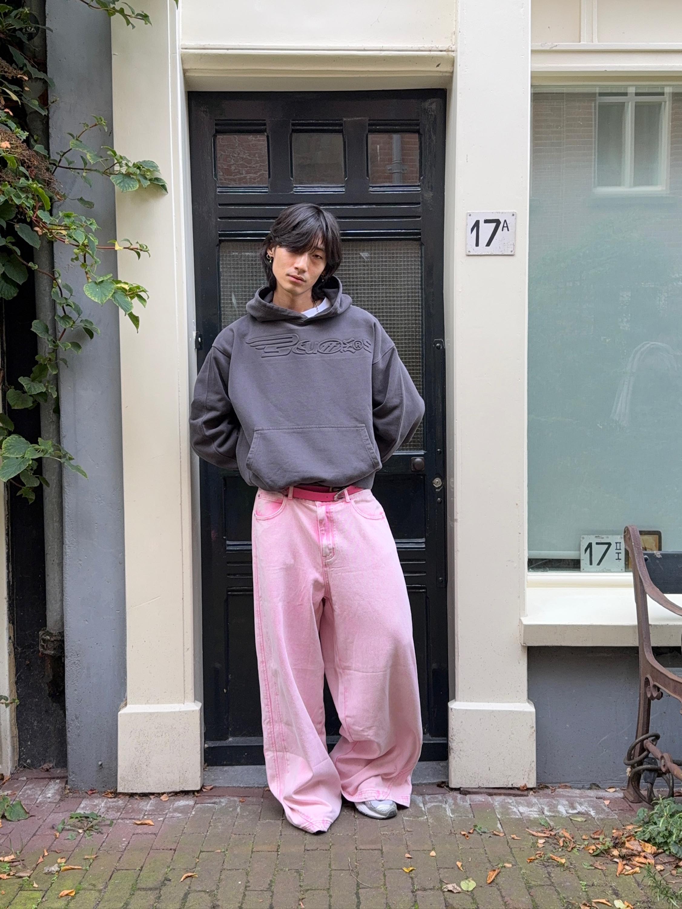 Sudadera oscura con capucha de Internet