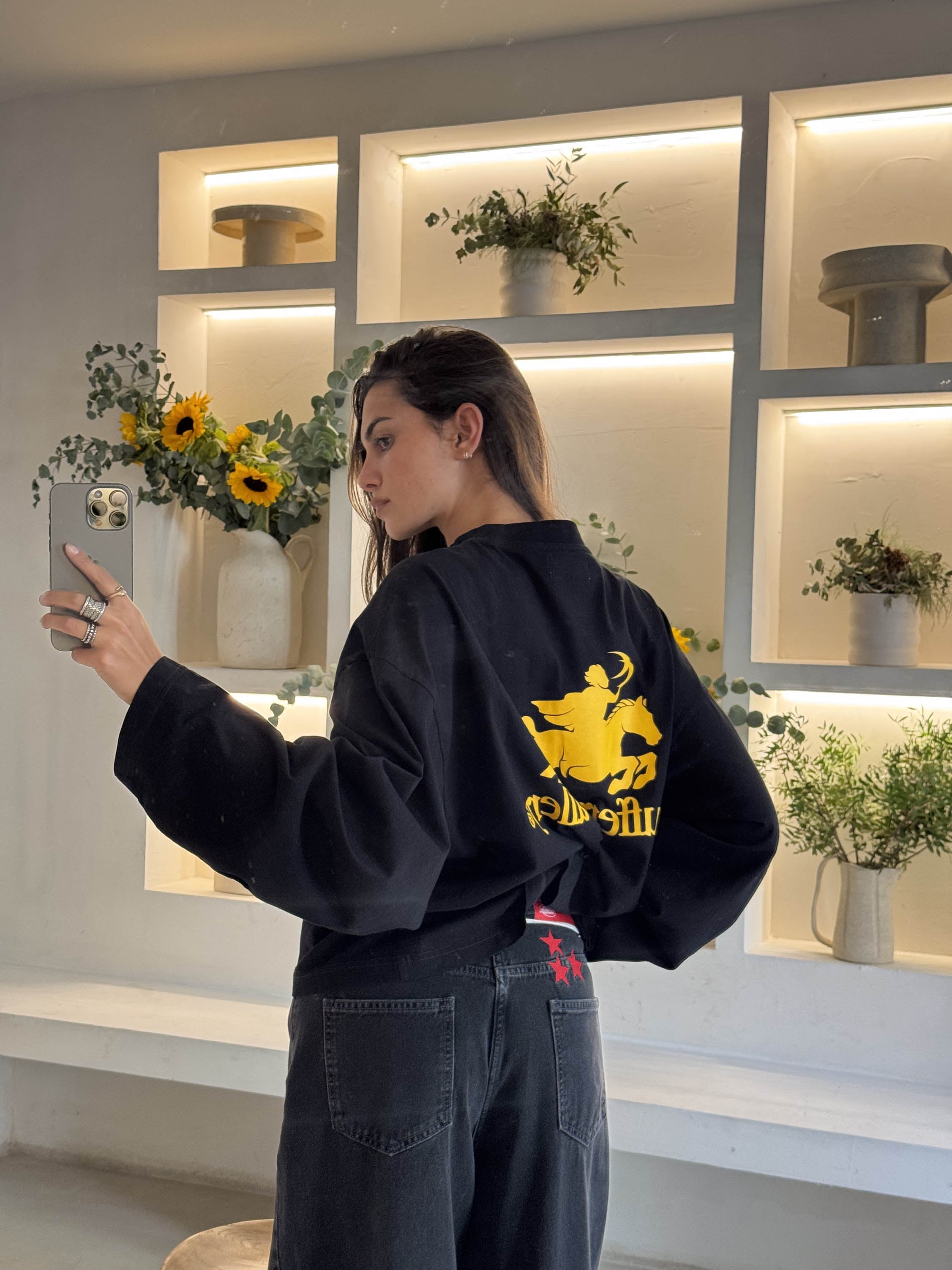 Emblema oscuro de manga larga