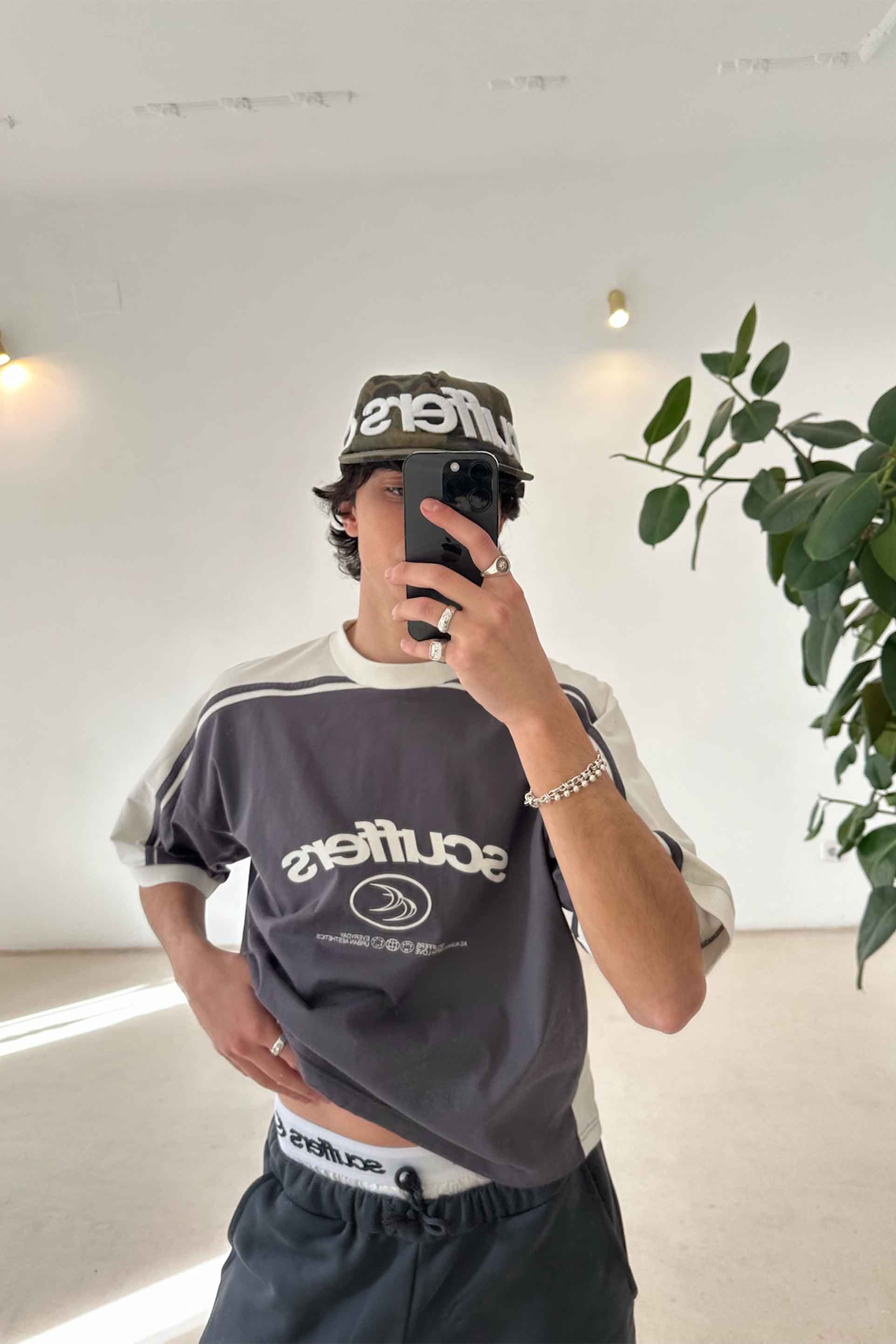 Camiseta oscura sin esfuerzo