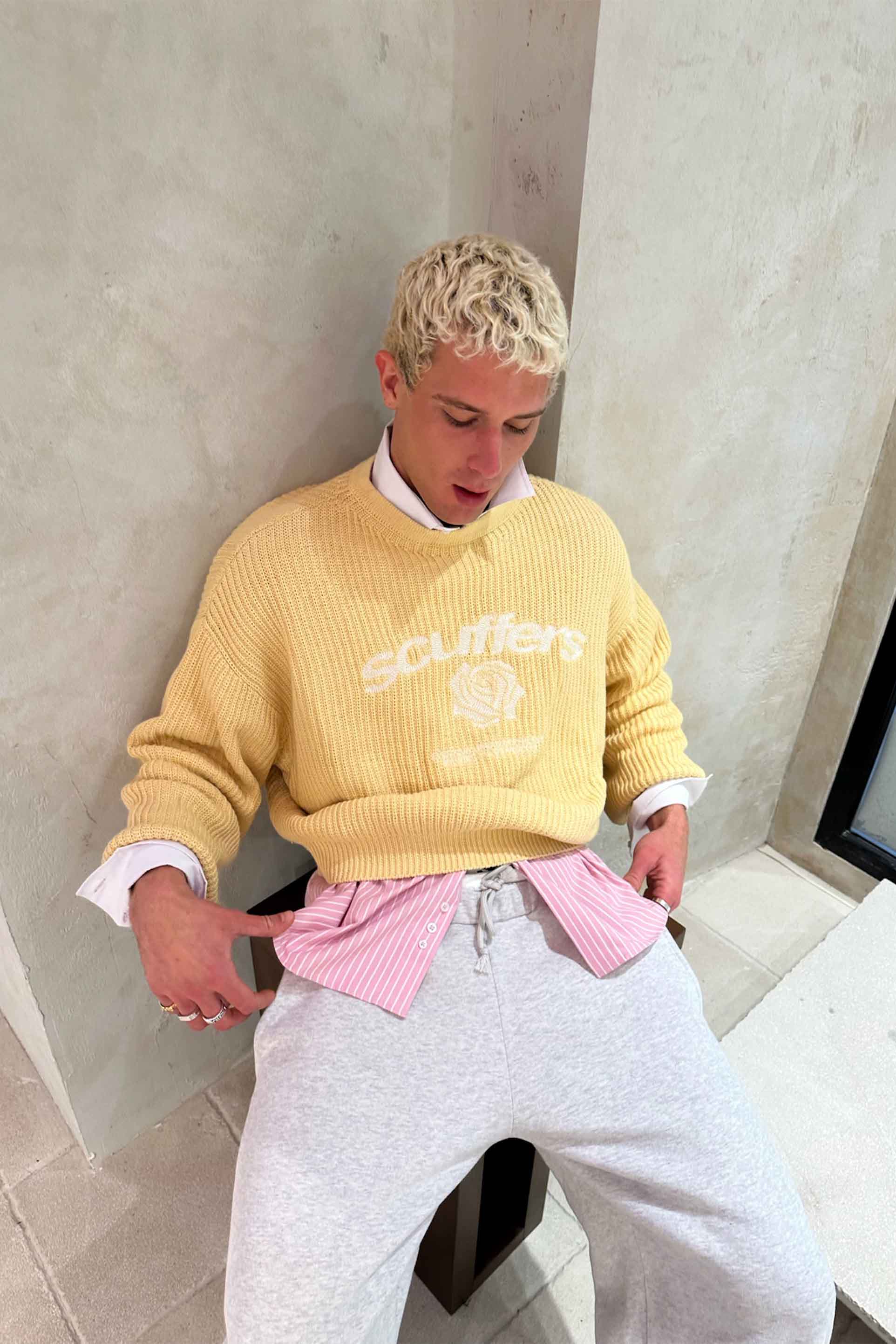 Tejido de punto amarillo rosa