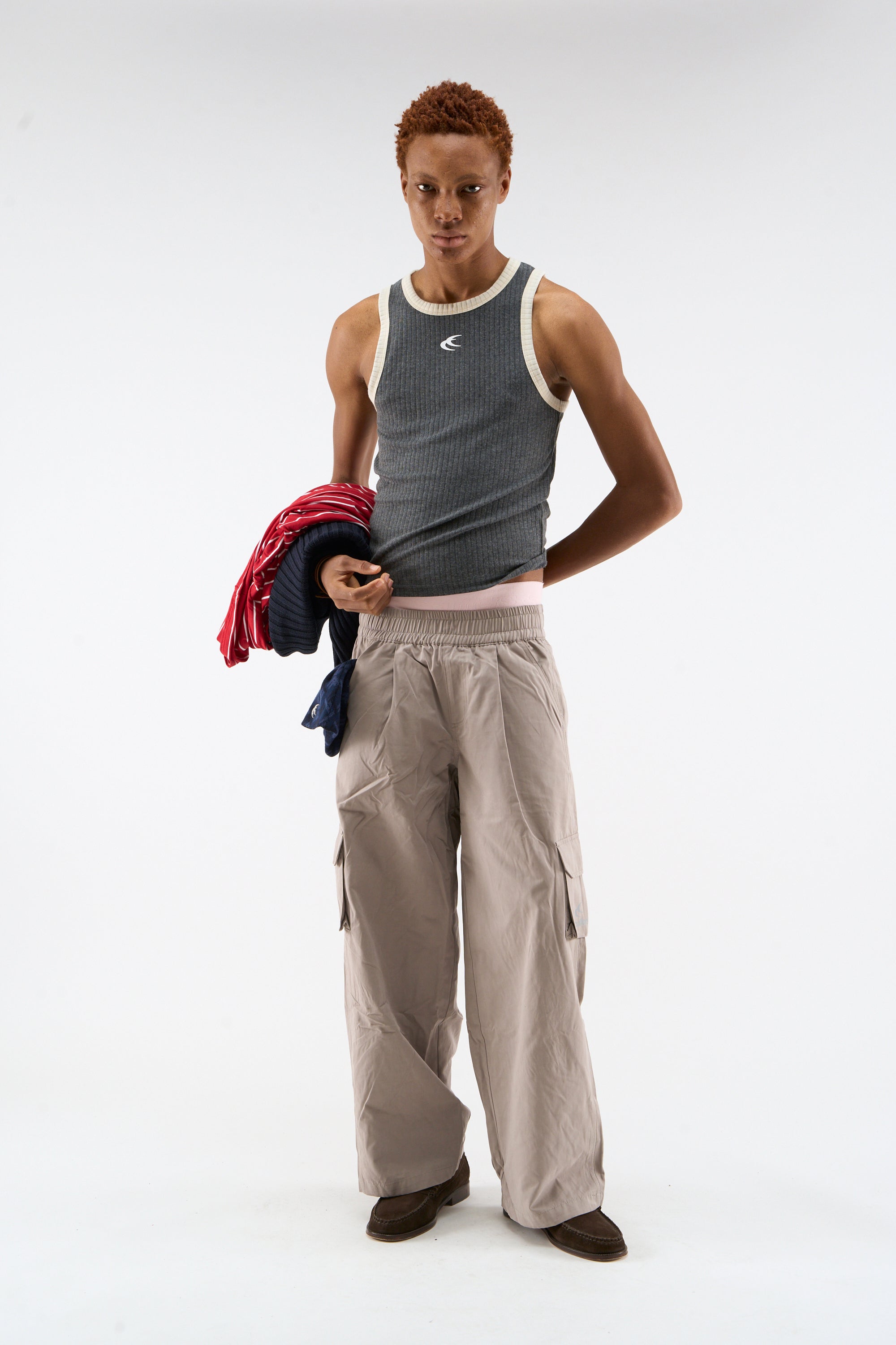 Camiseta deportiva oscura sin mangas