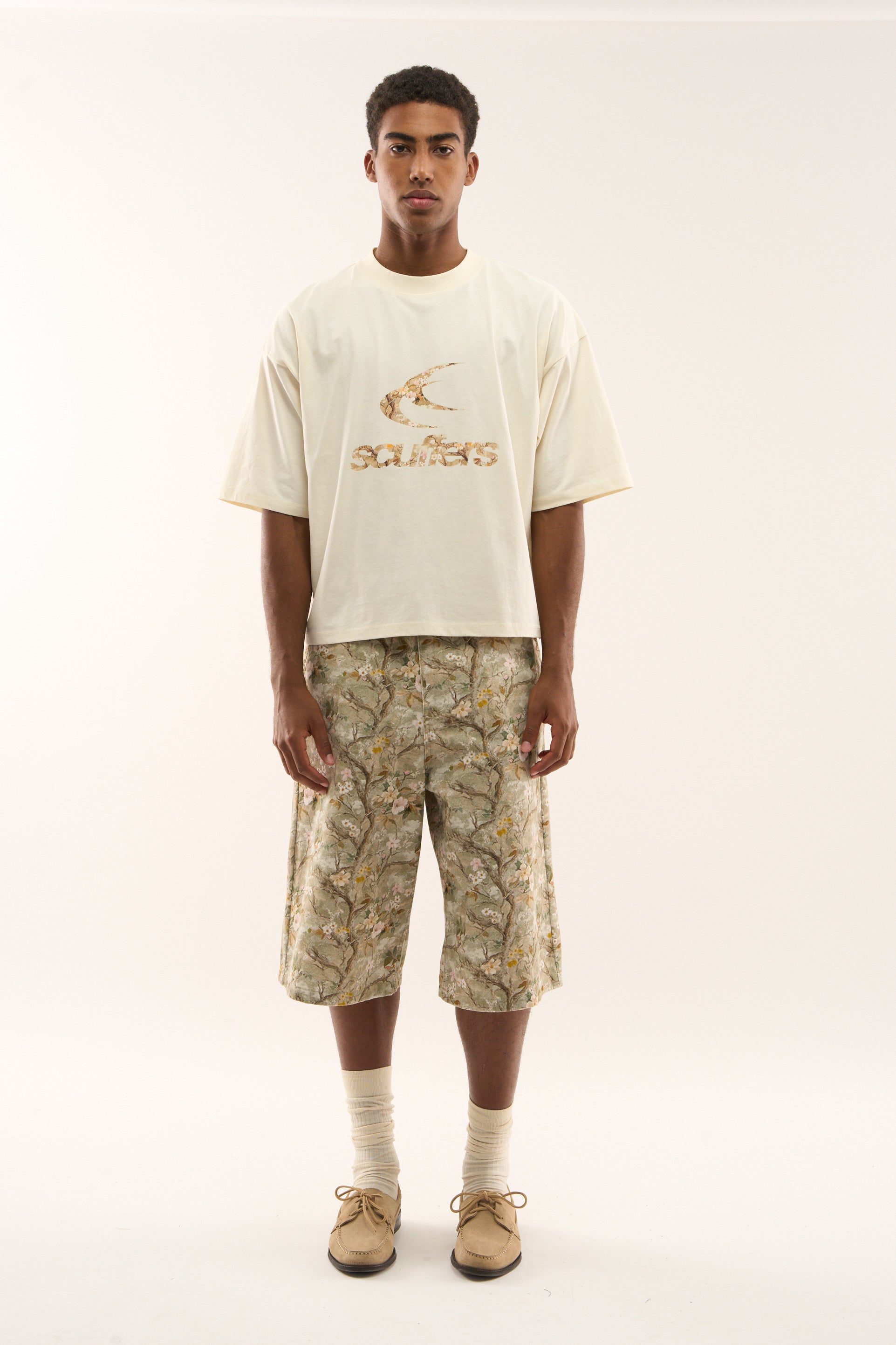 Camiseta color crudo con flores reales