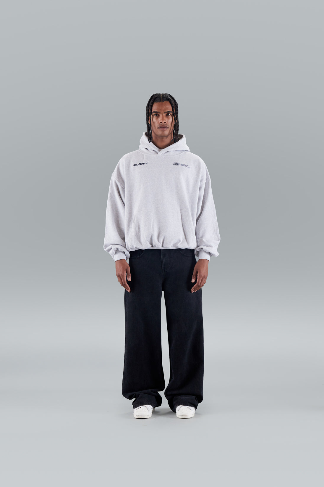 Sudadera con capucha gris claro con letrero