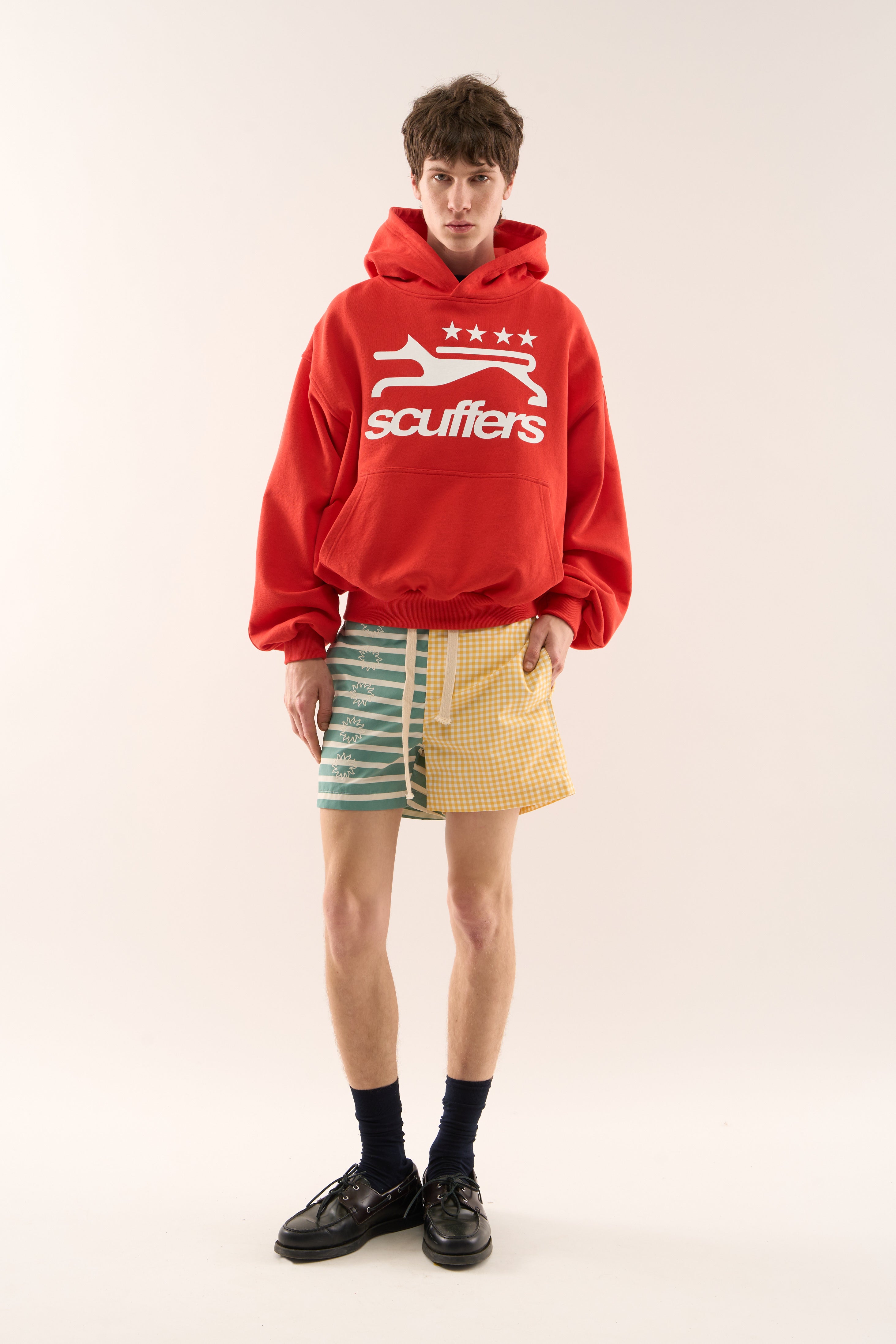 Sudadera con capucha roja de galgo