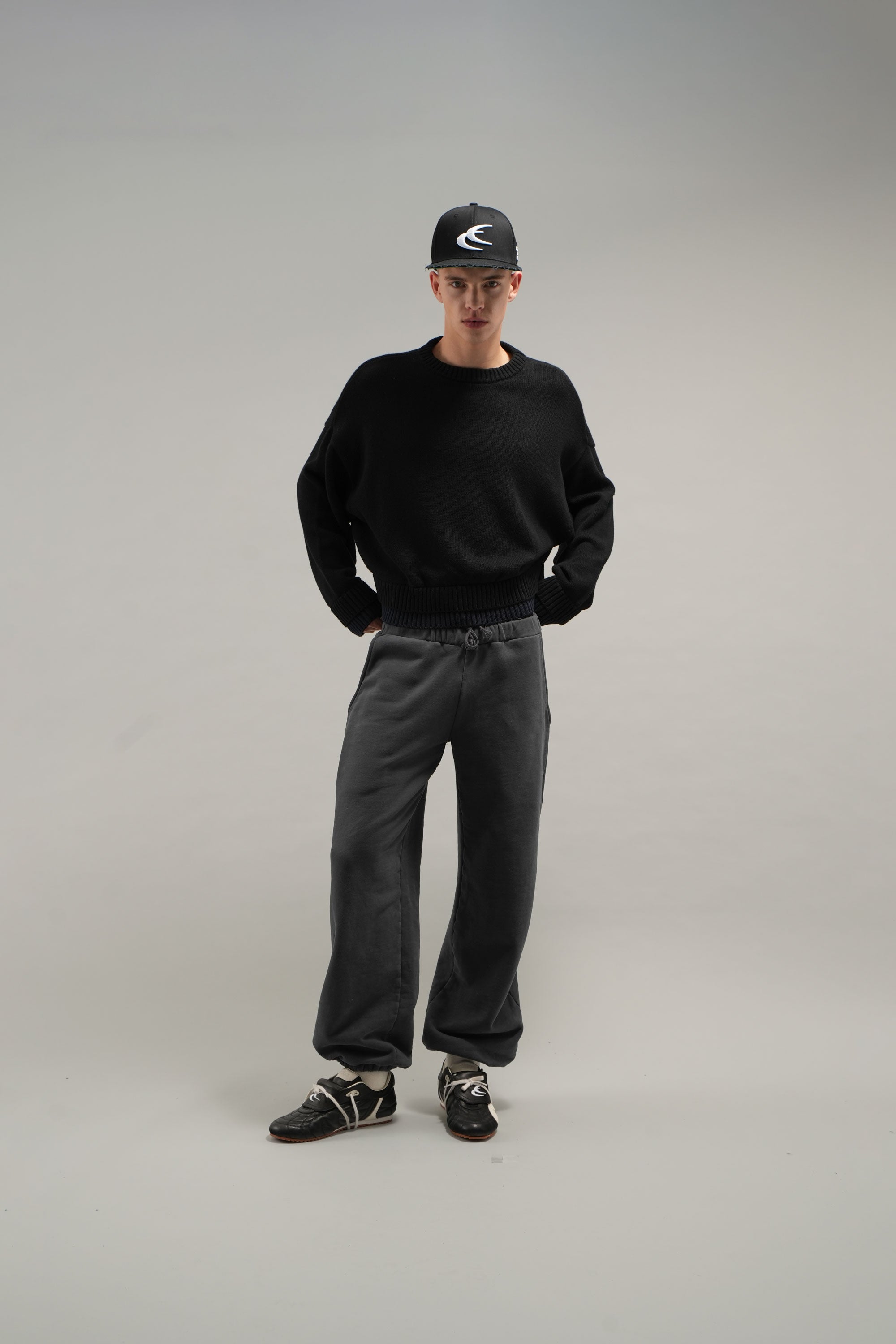 Gorra negra ajustada SCFF