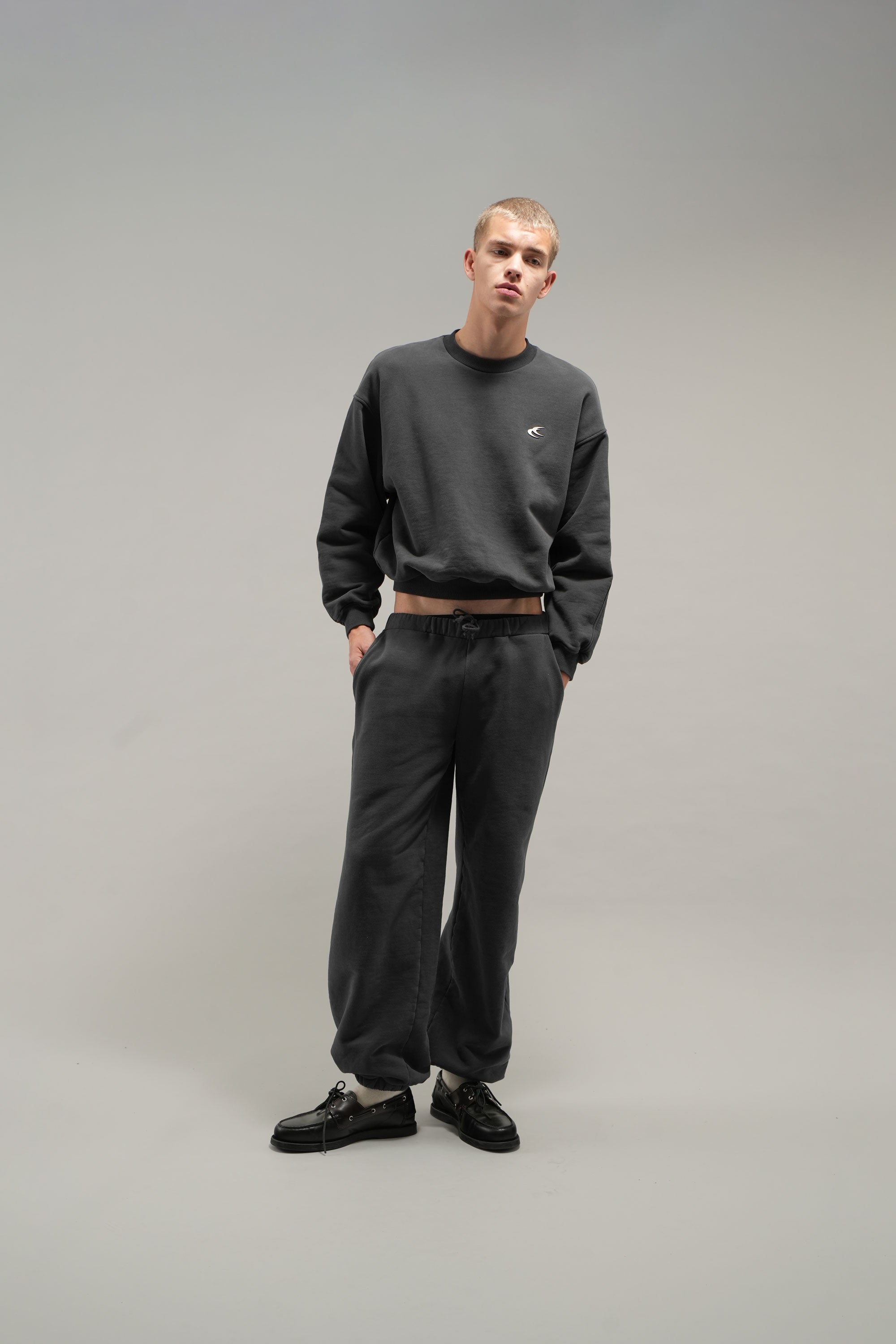 Cuello redondo oscuro para todos los días