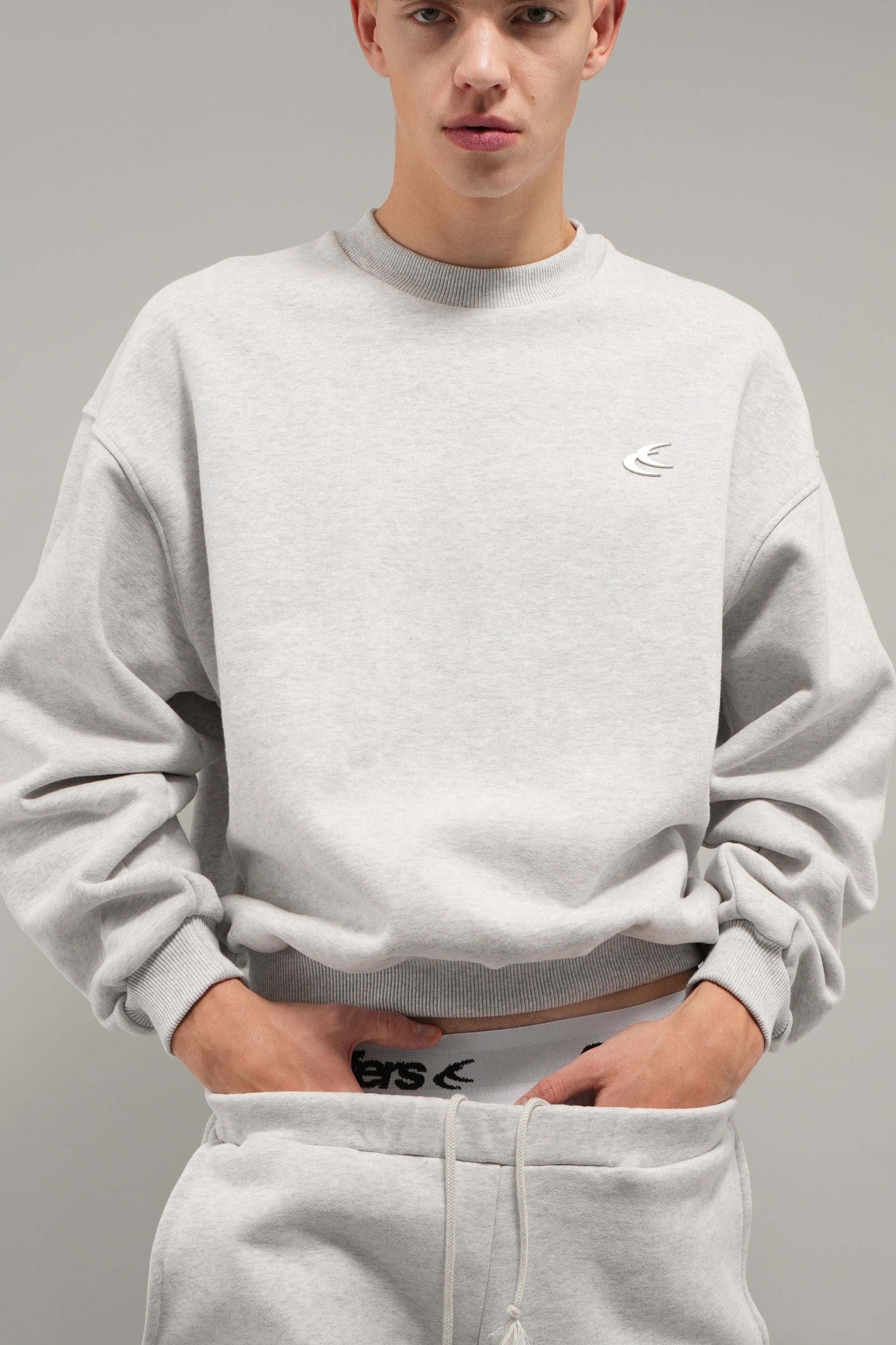 Suéter de cuello redondo gris jaspeado para todos los días