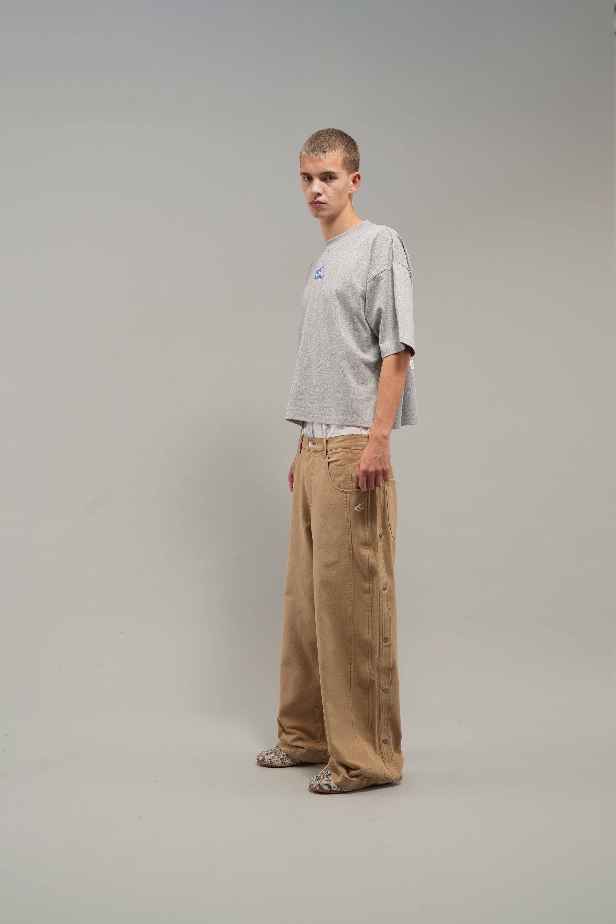 Pantalones de camello del hotel